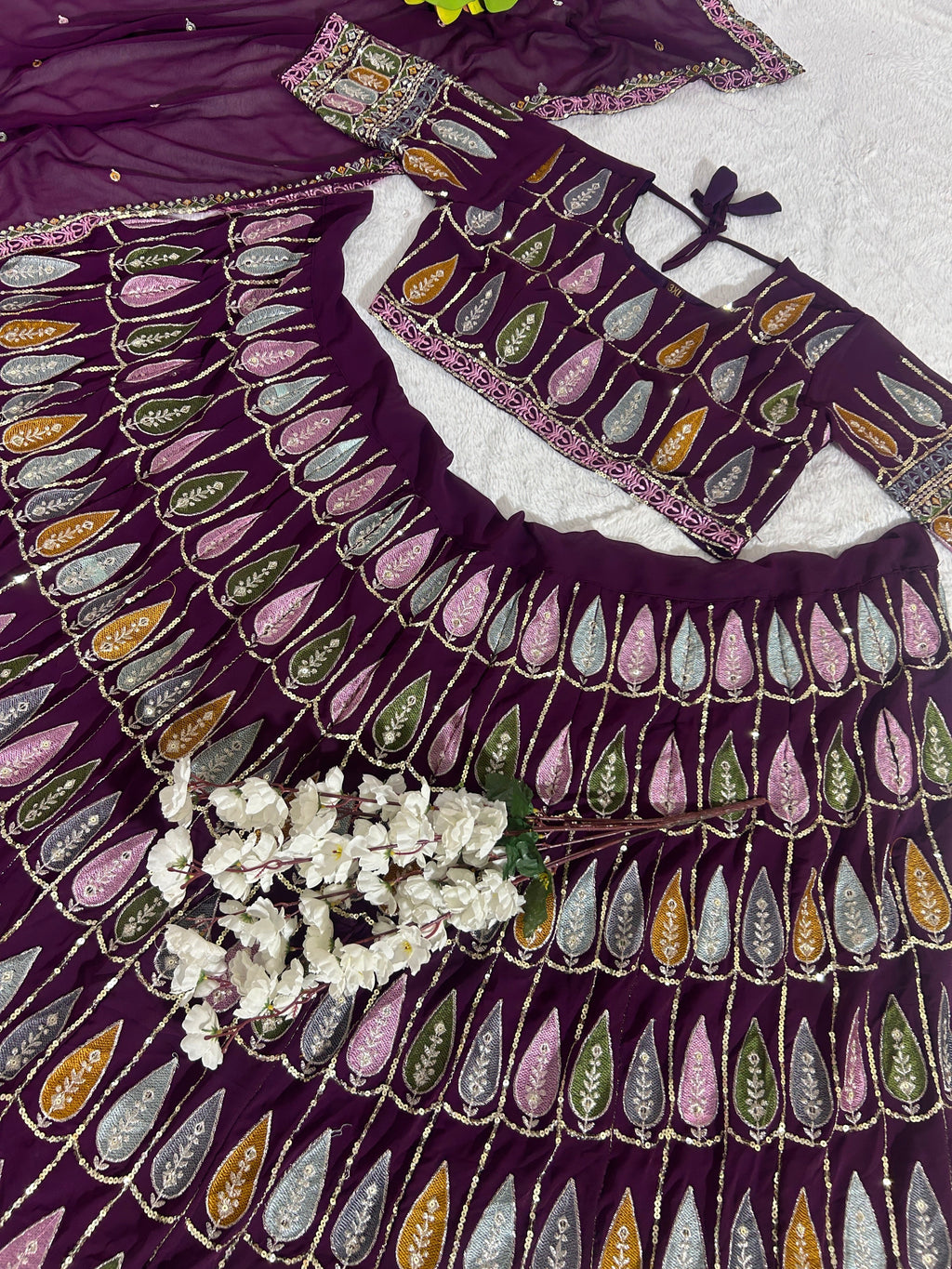 कढ़ाई सीक्वेंस वर्क के साथ पार्टी वियर लहंगा चोली