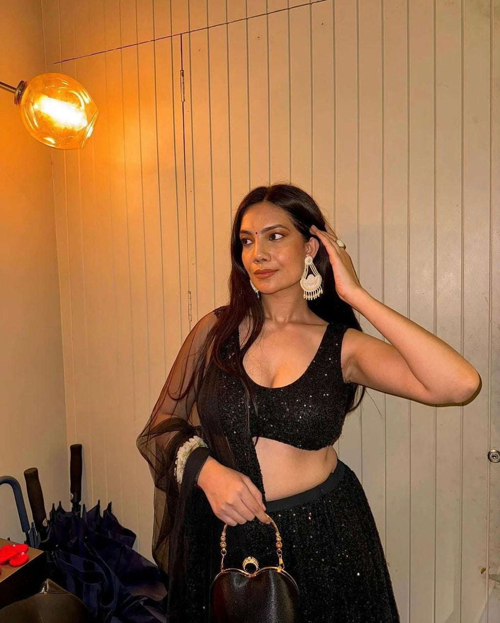 सीक्वेंस वर्क के साथ डिज़ाइनर पार्टी वियर लहंगा चोली