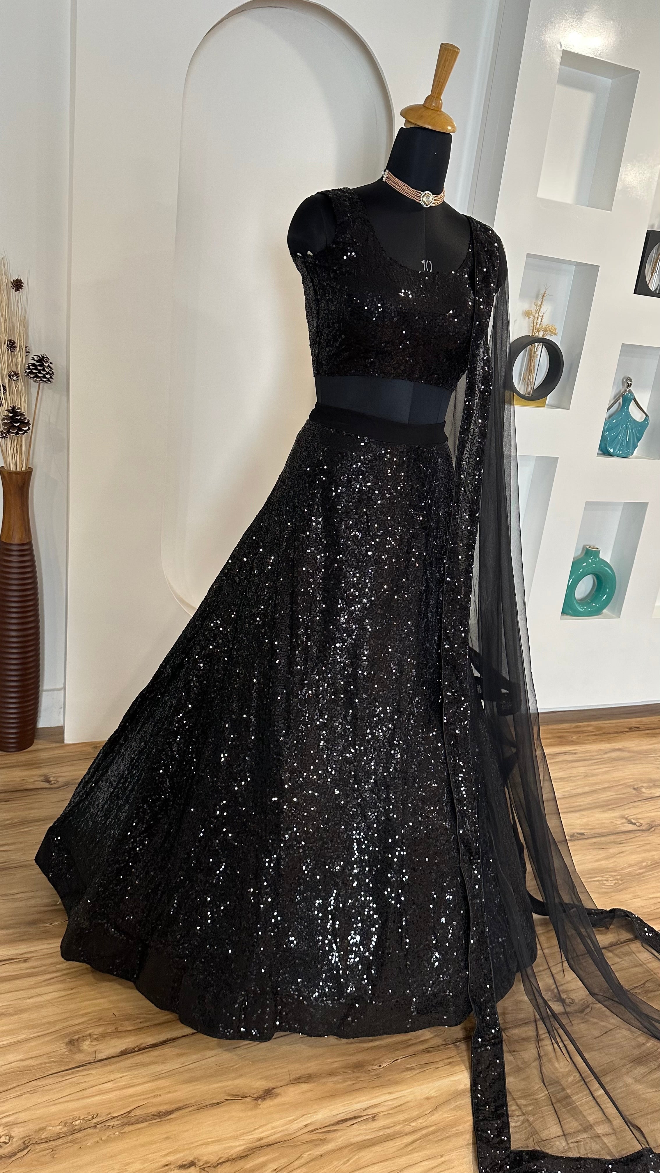 सीक्वेंस वर्क के साथ डिज़ाइनर पार्टी वियर लहंगा चोली