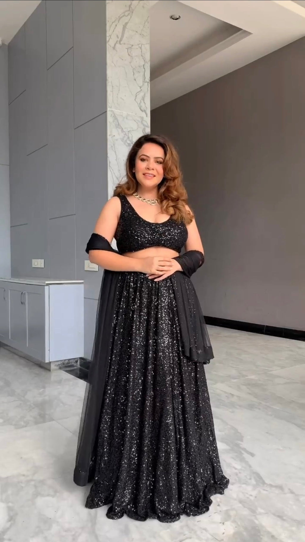 सीक्वेंस वर्क के साथ डिज़ाइनर पार्टी वियर लहंगा चोली