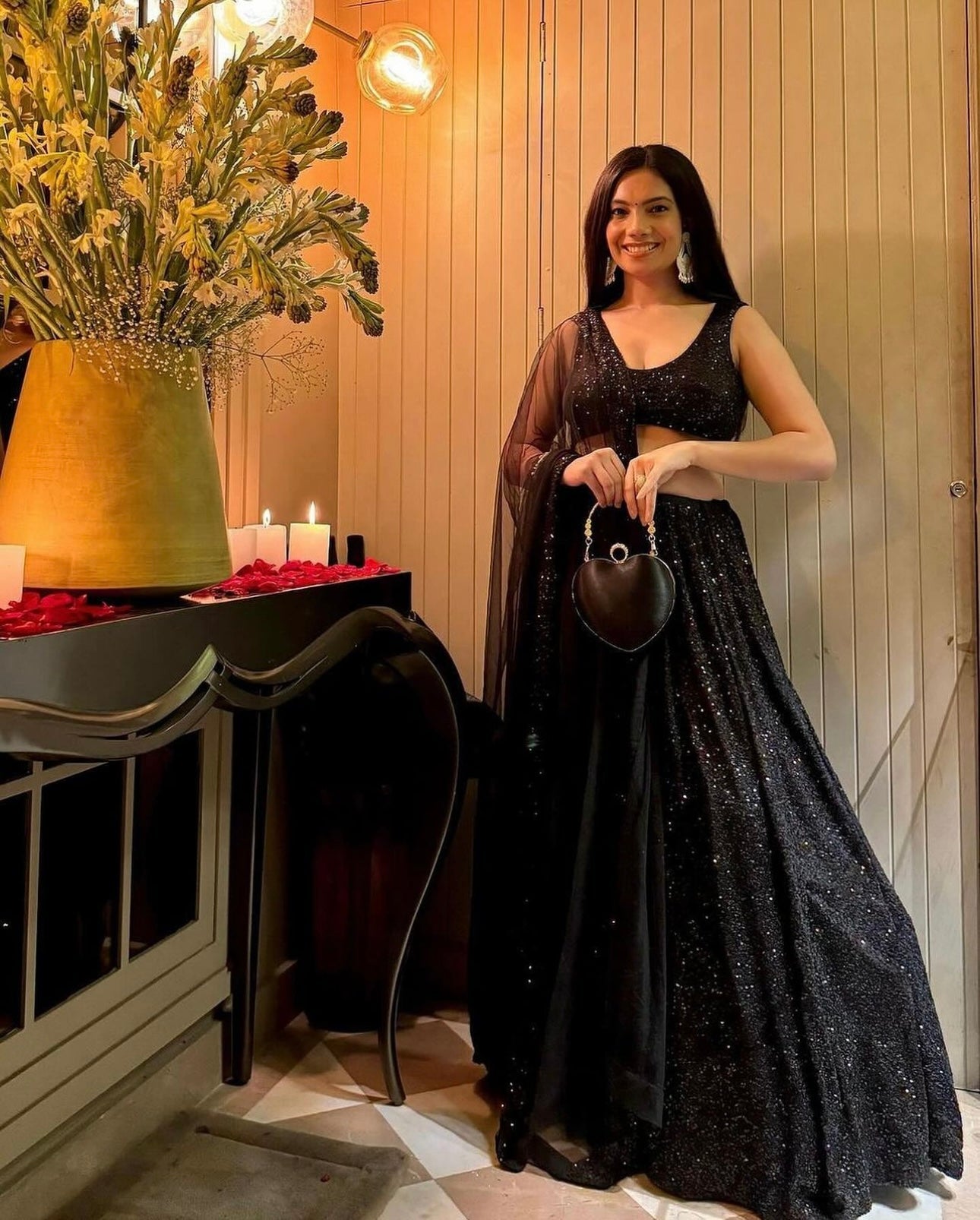 सीक्वेंस वर्क के साथ डिज़ाइनर पार्टी वियर लहंगा चोली