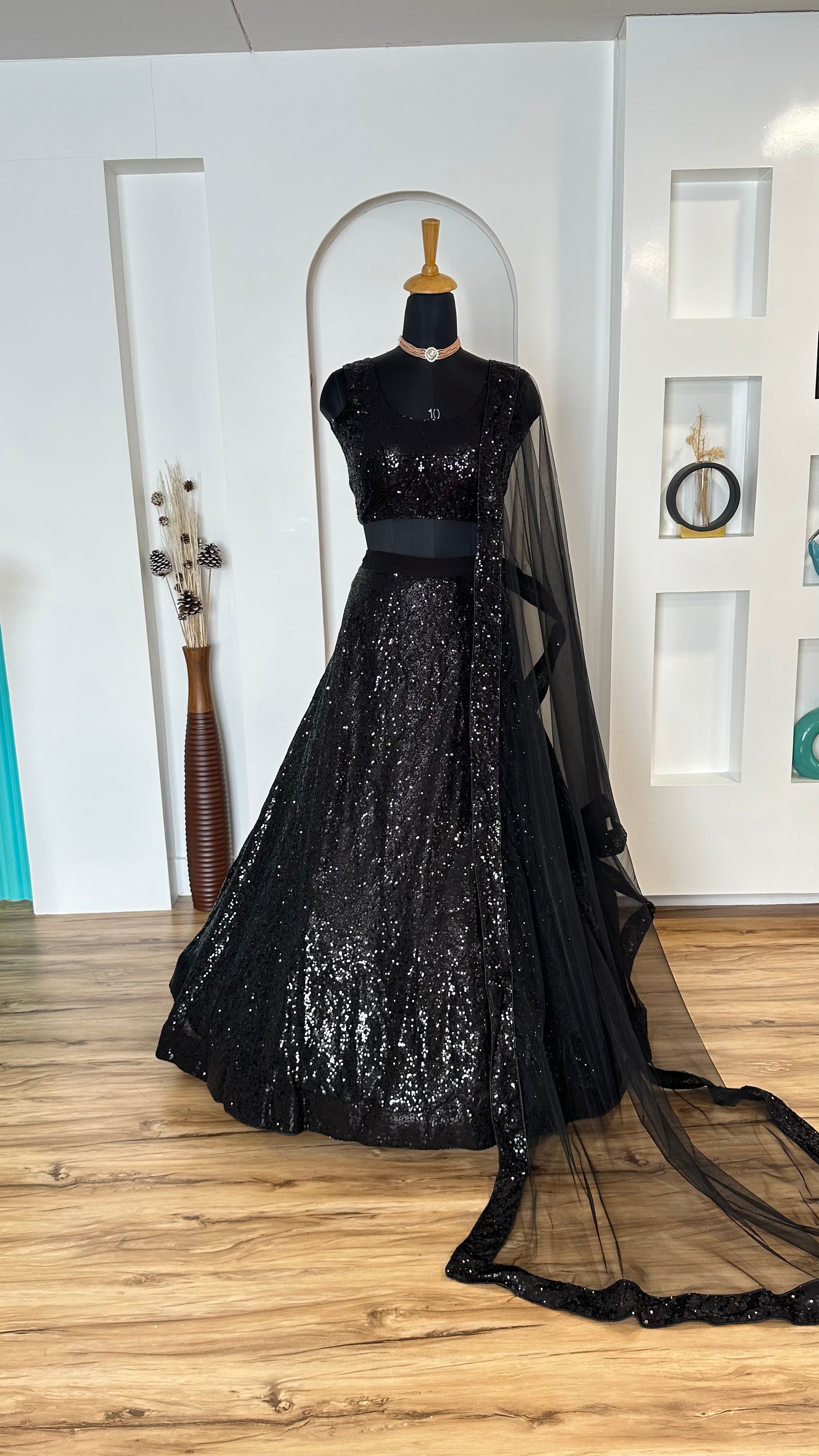 सीक्वेंस वर्क के साथ डिज़ाइनर पार्टी वियर लहंगा चोली