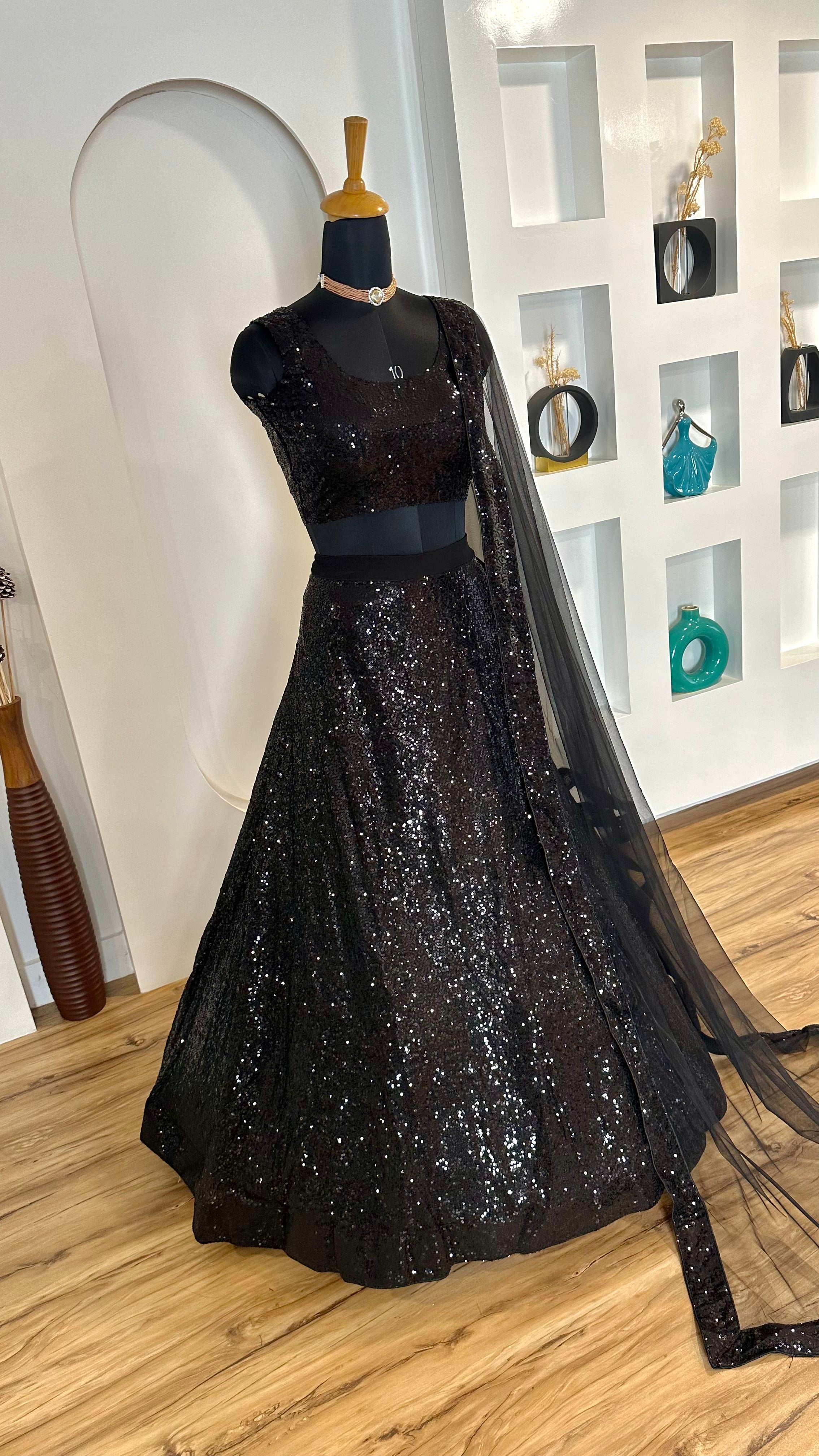 सीक्वेंस वर्क के साथ डिज़ाइनर पार्टी वियर लहंगा चोली