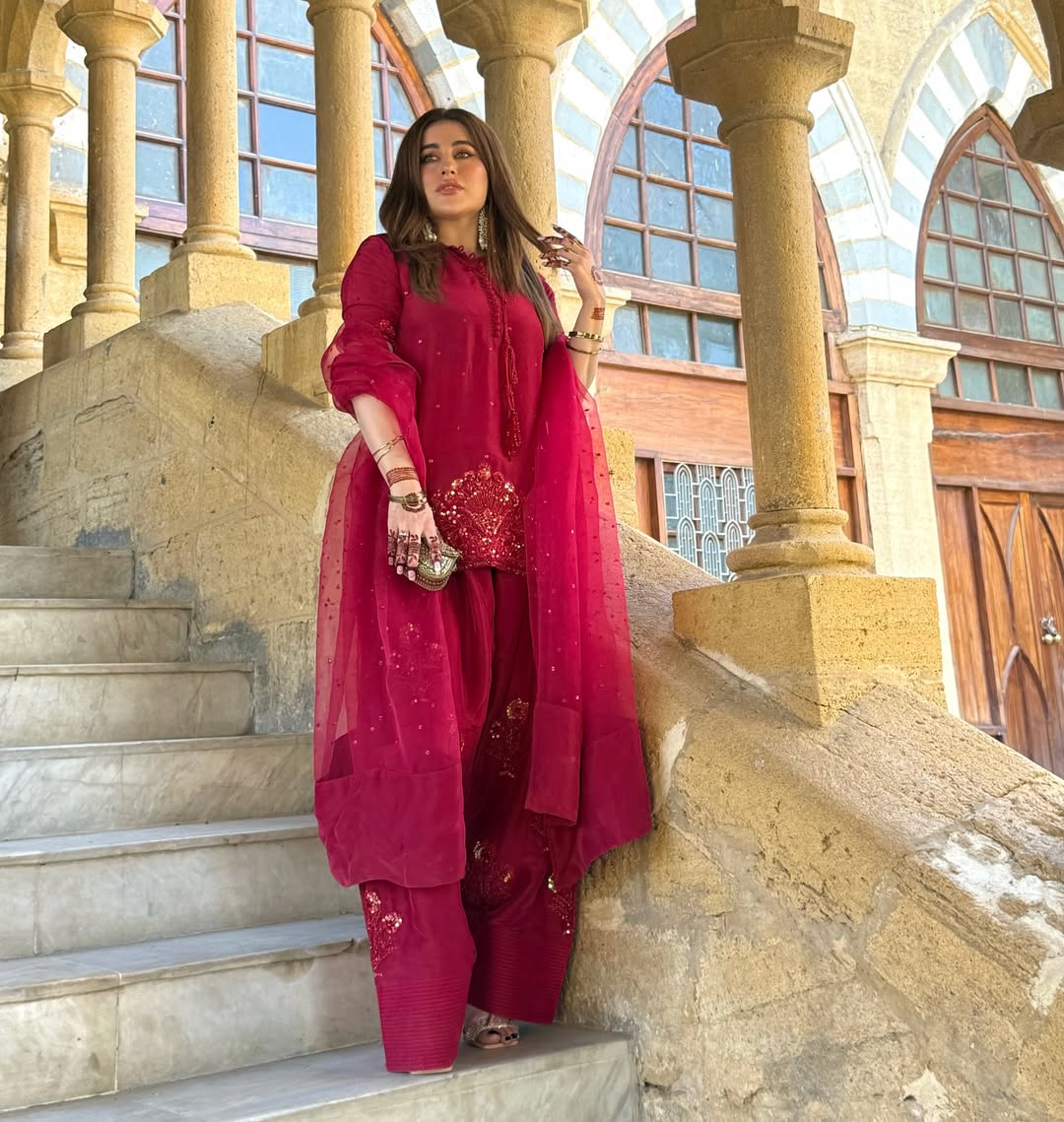 पार्टी वियर लुक: दुपट्टे के साथ टॉप और बॉटम में खूबसूरत दिखें