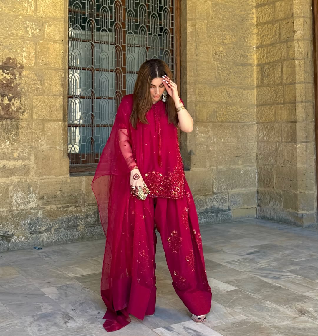 पार्टी वियर लुक: दुपट्टे के साथ टॉप और बॉटम में खूबसूरत दिखें