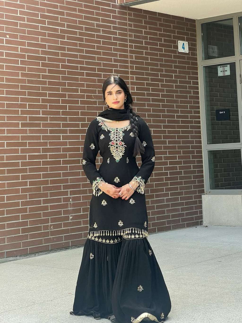 डिज़ाइनर टॉप-शरारा और दुपट्टा, हैवी एम्ब्रॉयडरी सीक्वेंस वर्क के साथ