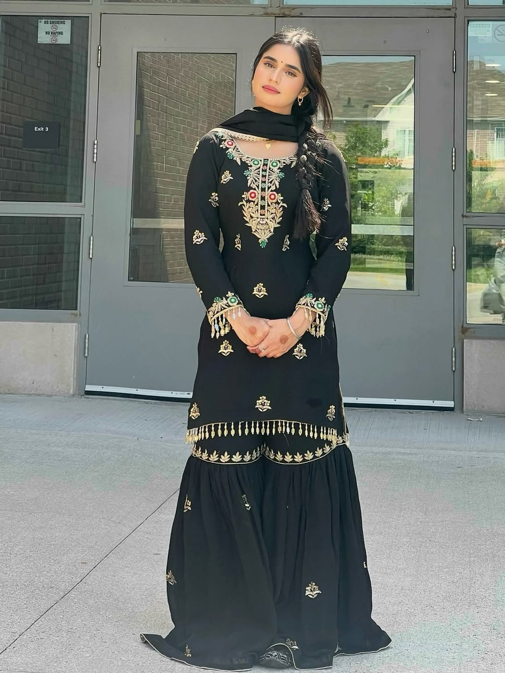 डिज़ाइनर टॉप-शरारा और दुपट्टा, हैवी एम्ब्रॉयडरी सीक्वेंस वर्क के साथ