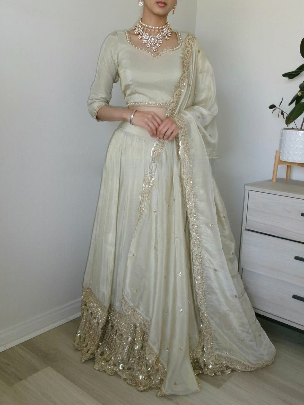 डिजाइनर वेडिंग वियर लहंगा चोली सीक्वेंस वर्क और डायमंड के साथ