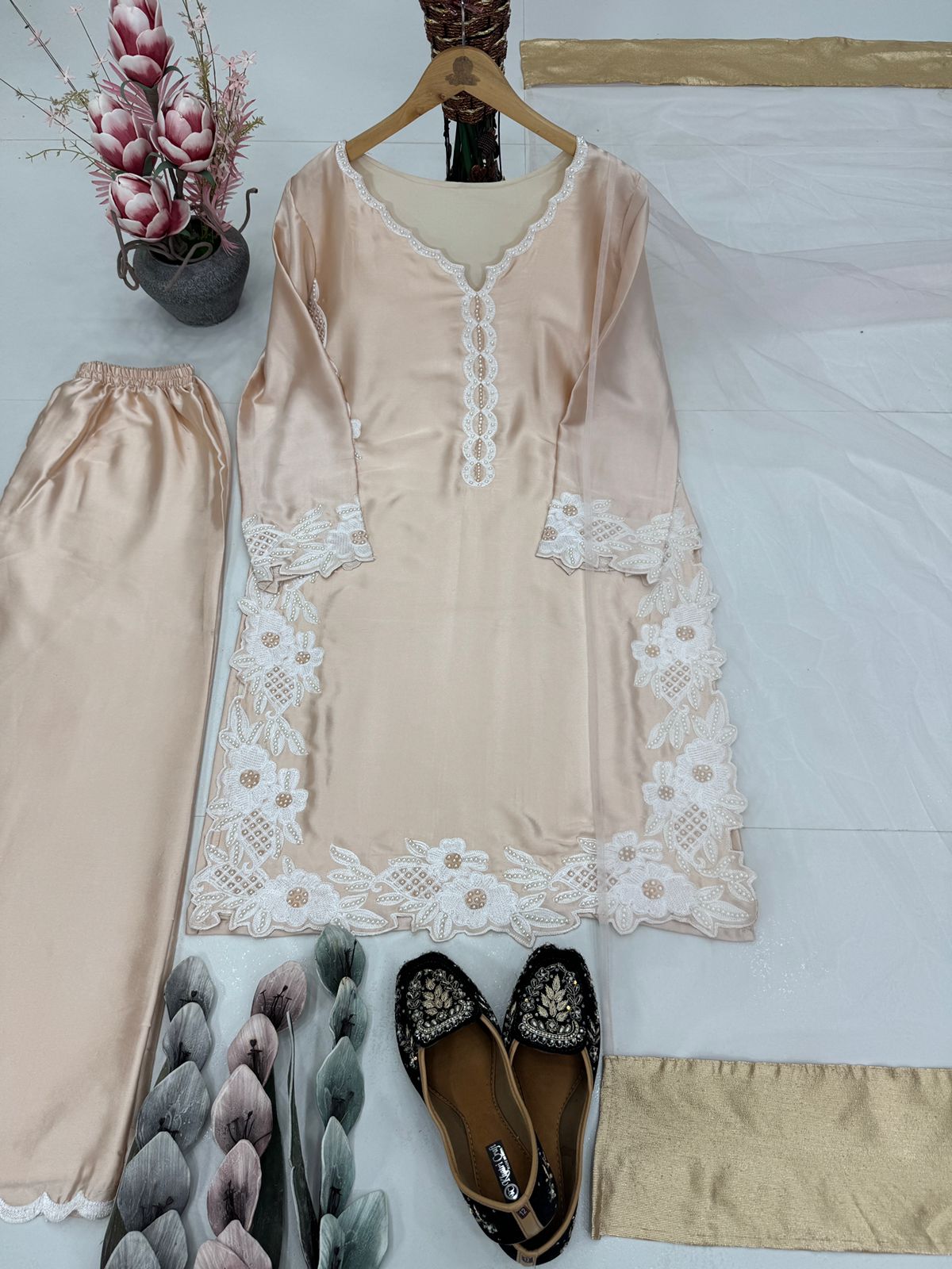 डिज़ाइनर पार्टी वियर टॉप बॉटम और दुपट्टा मोती मोती हैंड वर्क के साथ