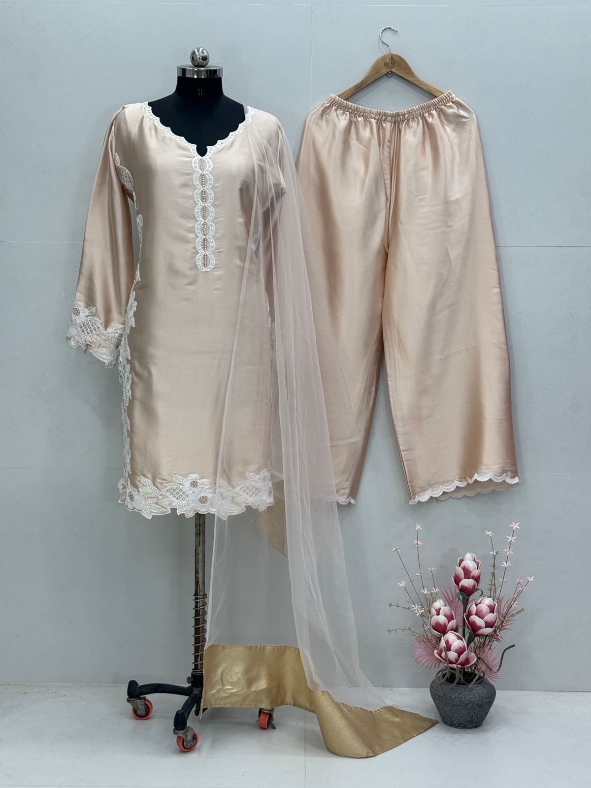 डिज़ाइनर पार्टी वियर टॉप बॉटम और दुपट्टा मोती मोती हैंड वर्क के साथ