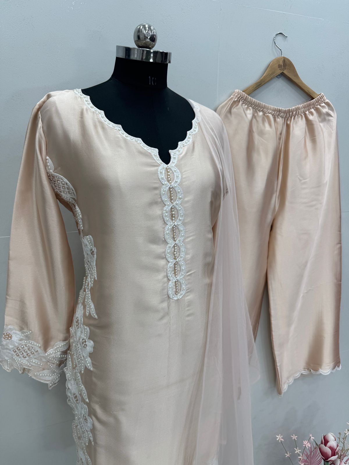 डिज़ाइनर पार्टी वियर टॉप बॉटम और दुपट्टा मोती मोती हैंड वर्क के साथ