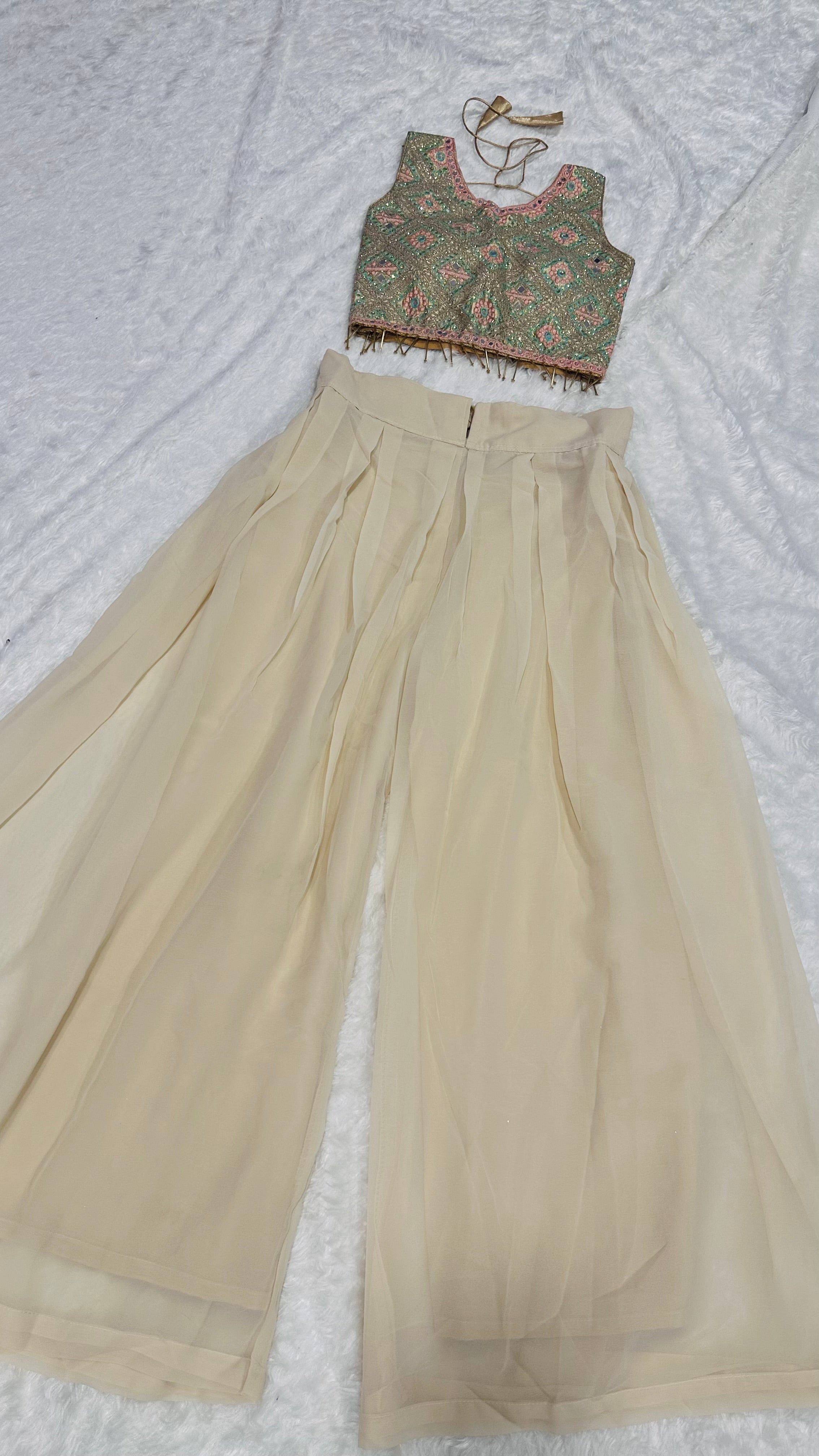 मिरर और स्टोन वर्क वाला स्टाइलिश प्लाज़ो सेट