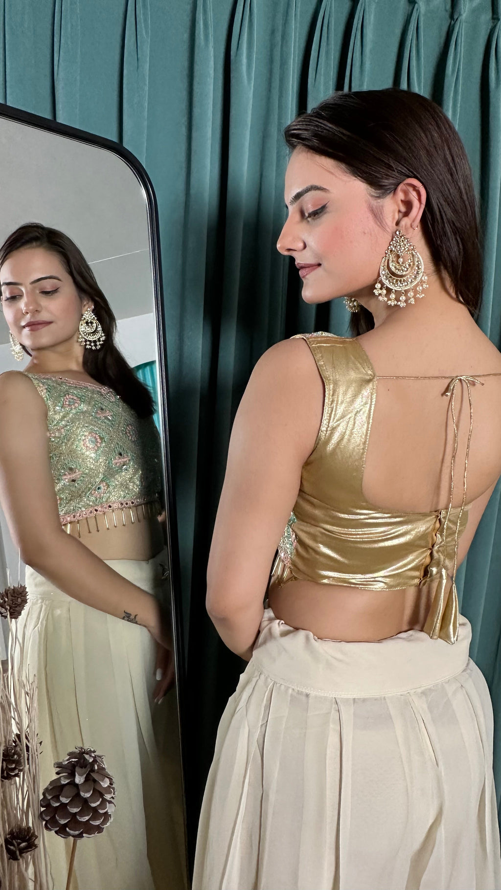 मिरर और स्टोन वर्क वाला स्टाइलिश प्लाज़ो सेट