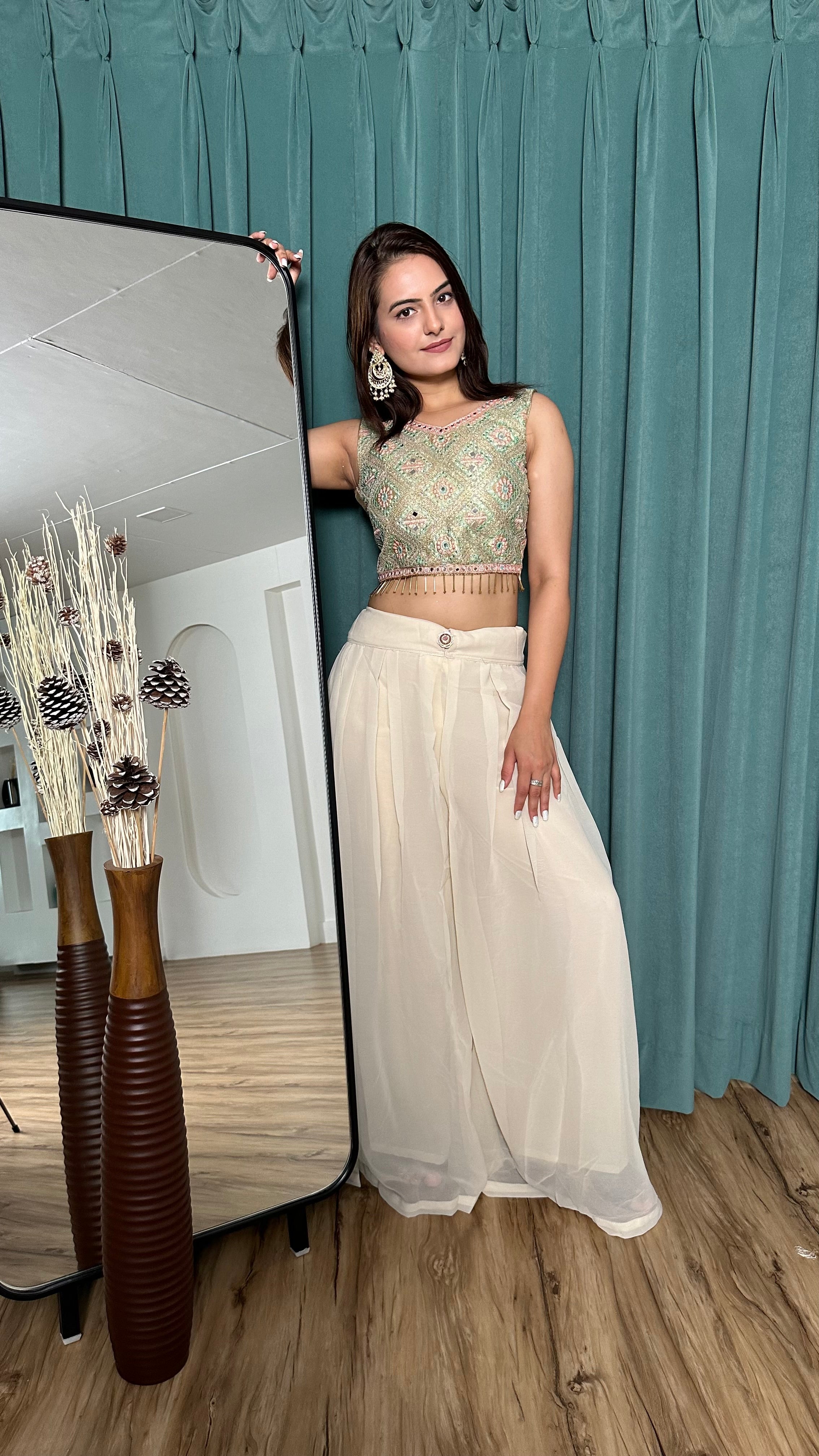 मिरर और स्टोन वर्क वाला स्टाइलिश प्लाज़ो सेट