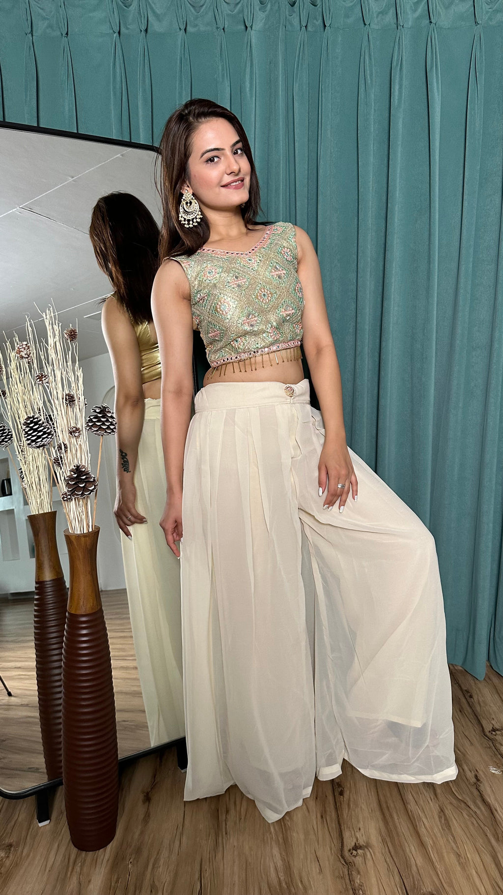 मिरर और स्टोन वर्क वाला स्टाइलिश प्लाज़ो सेट