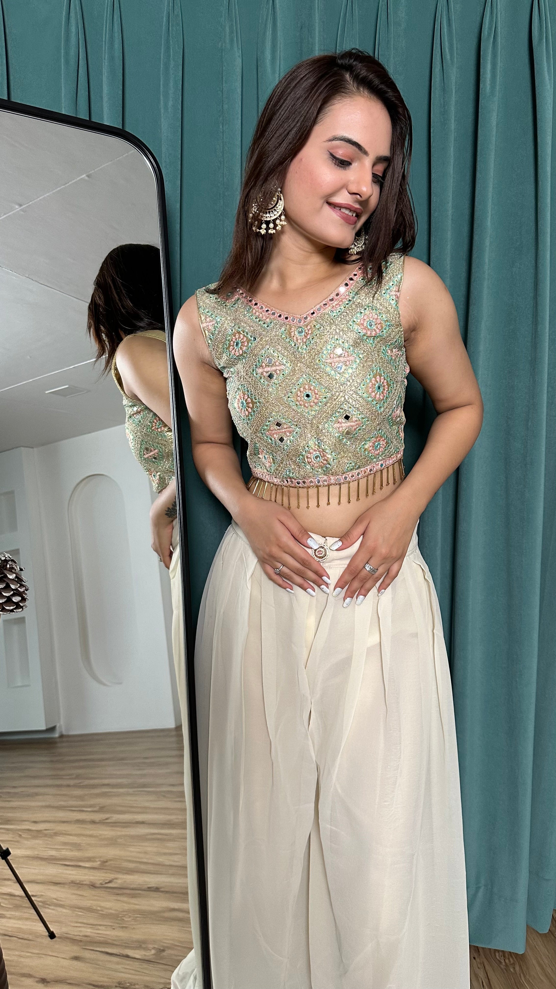 मिरर और स्टोन वर्क वाला स्टाइलिश प्लाज़ो सेट