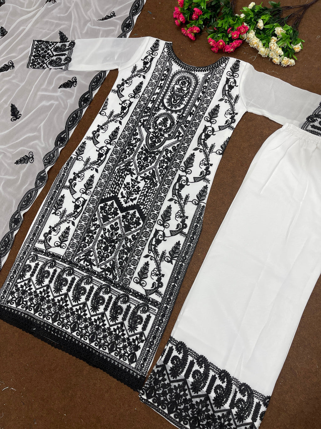 डिज़ाइनर पार्टी वियर टॉप बॉटम और दुपट्टा सिले हुए काम के साथ