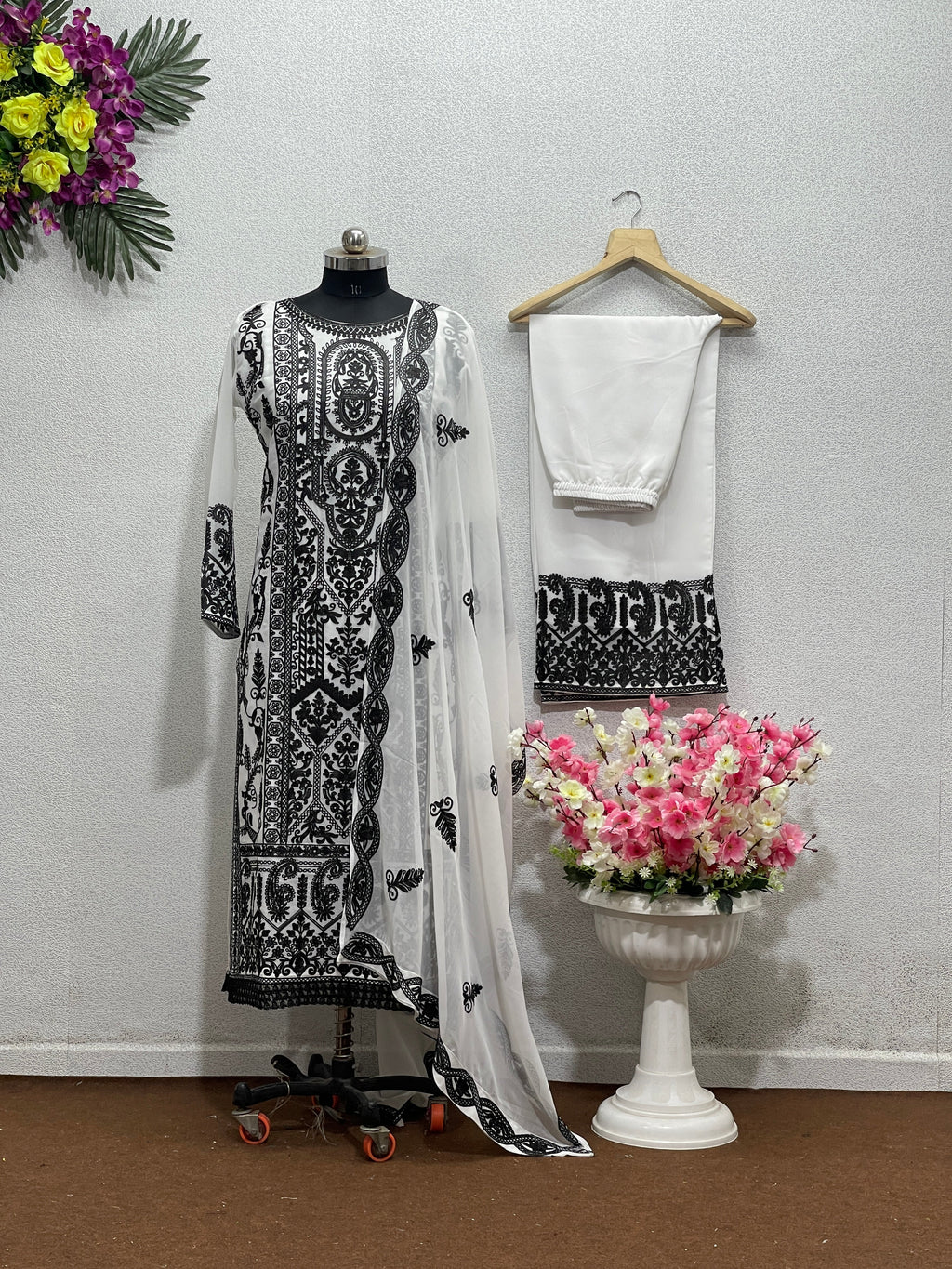 डिज़ाइनर पार्टी वियर टॉप बॉटम और दुपट्टा सिले हुए काम के साथ