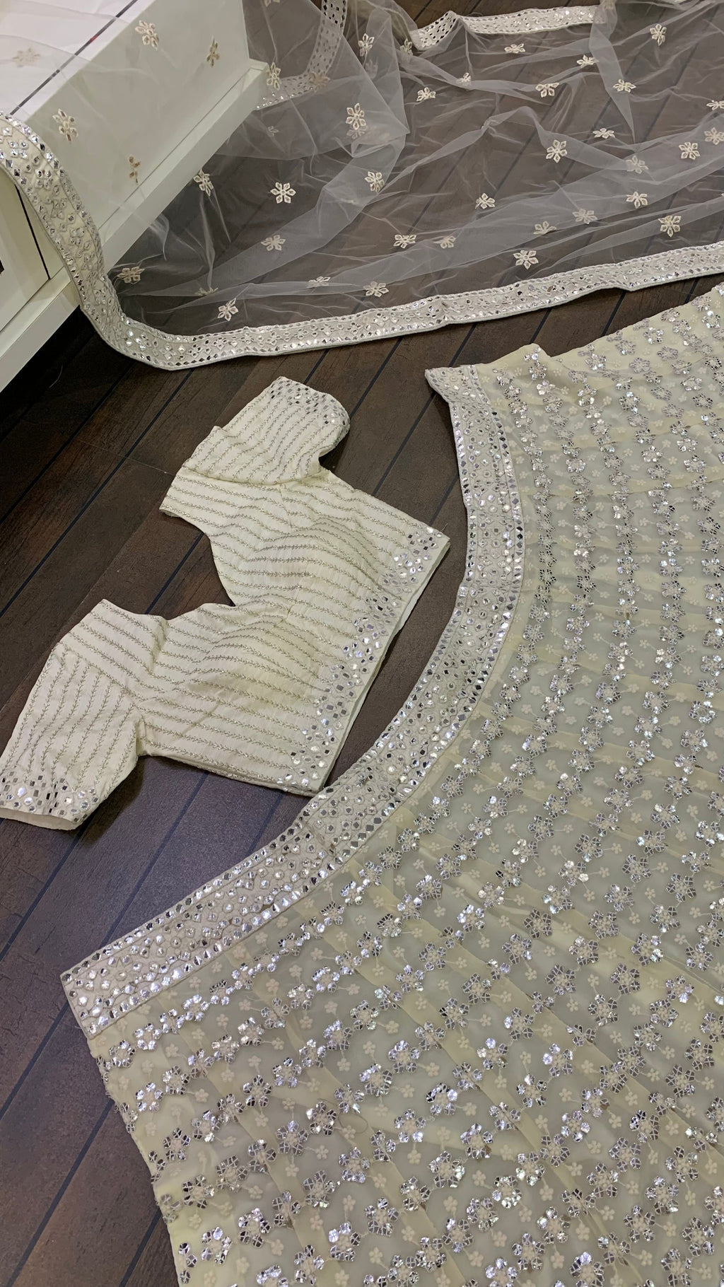 थ्रेड और पेपर मिरर वर्क वाला पार्टी वियर लहंगा