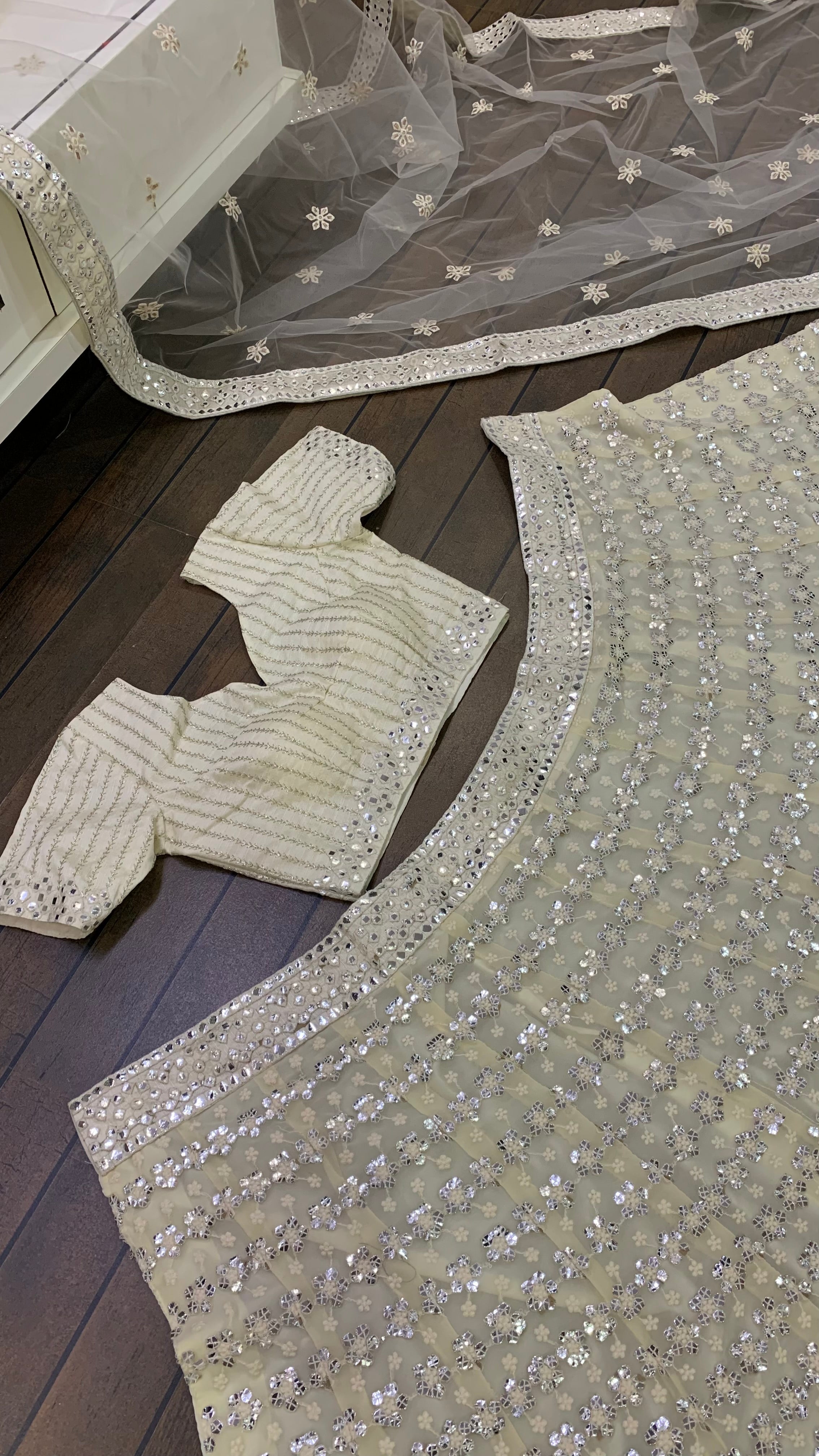 थ्रेड और पेपर मिरर वर्क वाला पार्टी वियर लहंगा