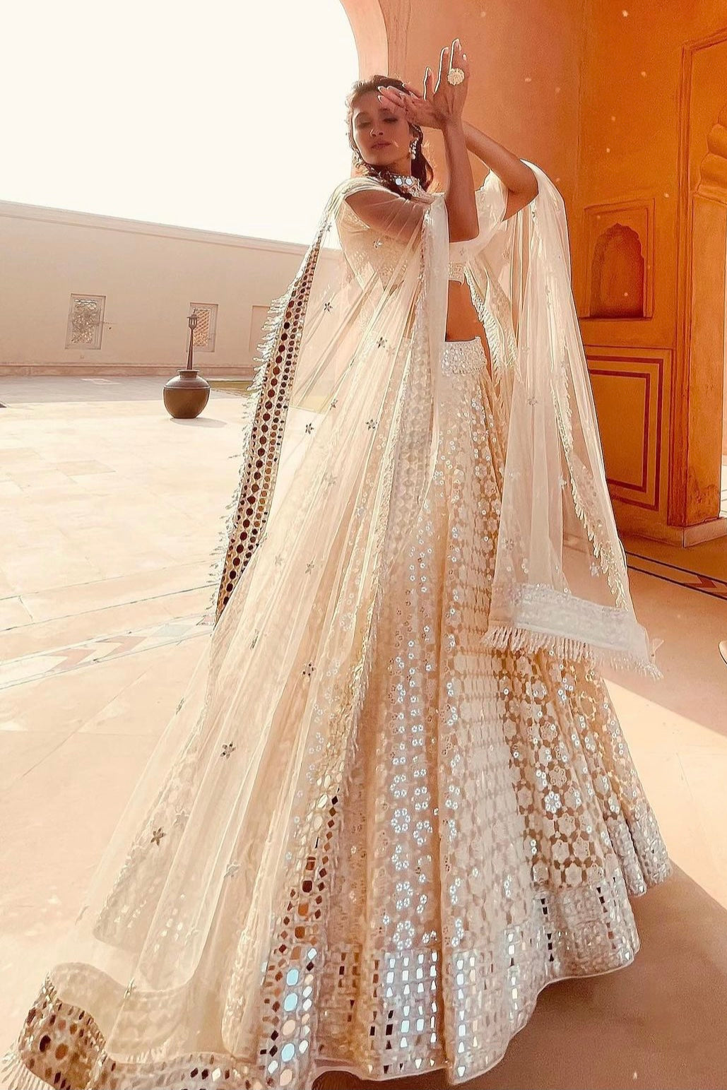 थ्रेड और पेपर मिरर वर्क वाला पार्टी वियर लहंगा