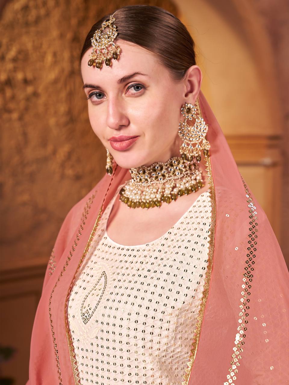 पार्टी वियर डिज़ाइनर टॉप बॉटम और दुपट्टा कढ़ाई वर्क के साथ