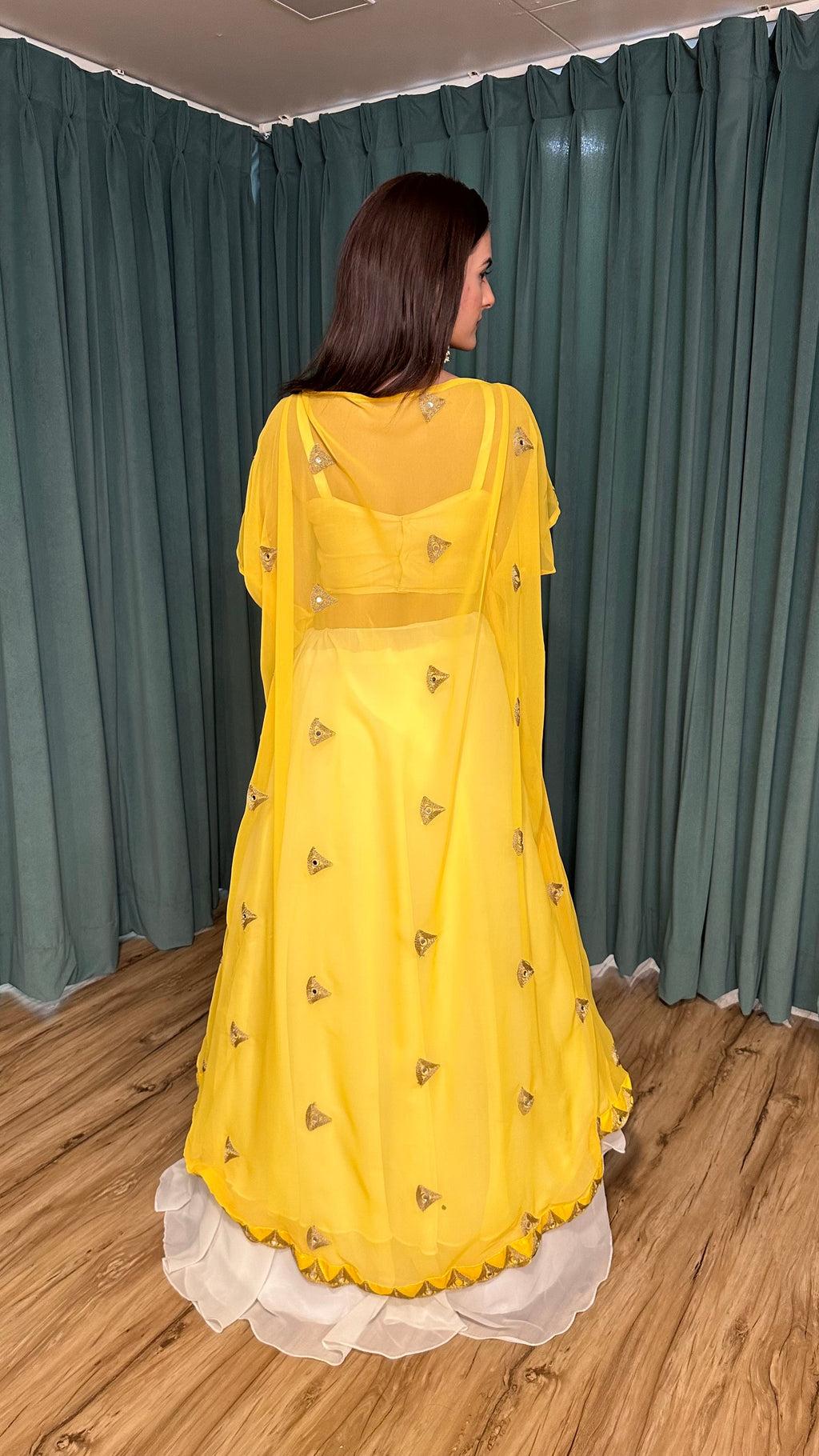 पार्टी वियर डिज़ाइनर लहंगा चोली और श्रग