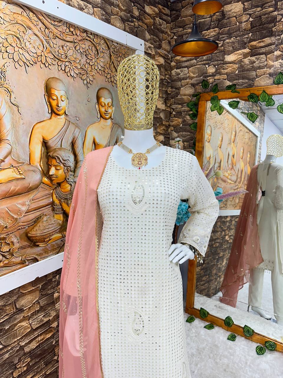 पार्टी वियर डिज़ाइनर टॉप बॉटम और दुपट्टा कढ़ाई वर्क के साथ