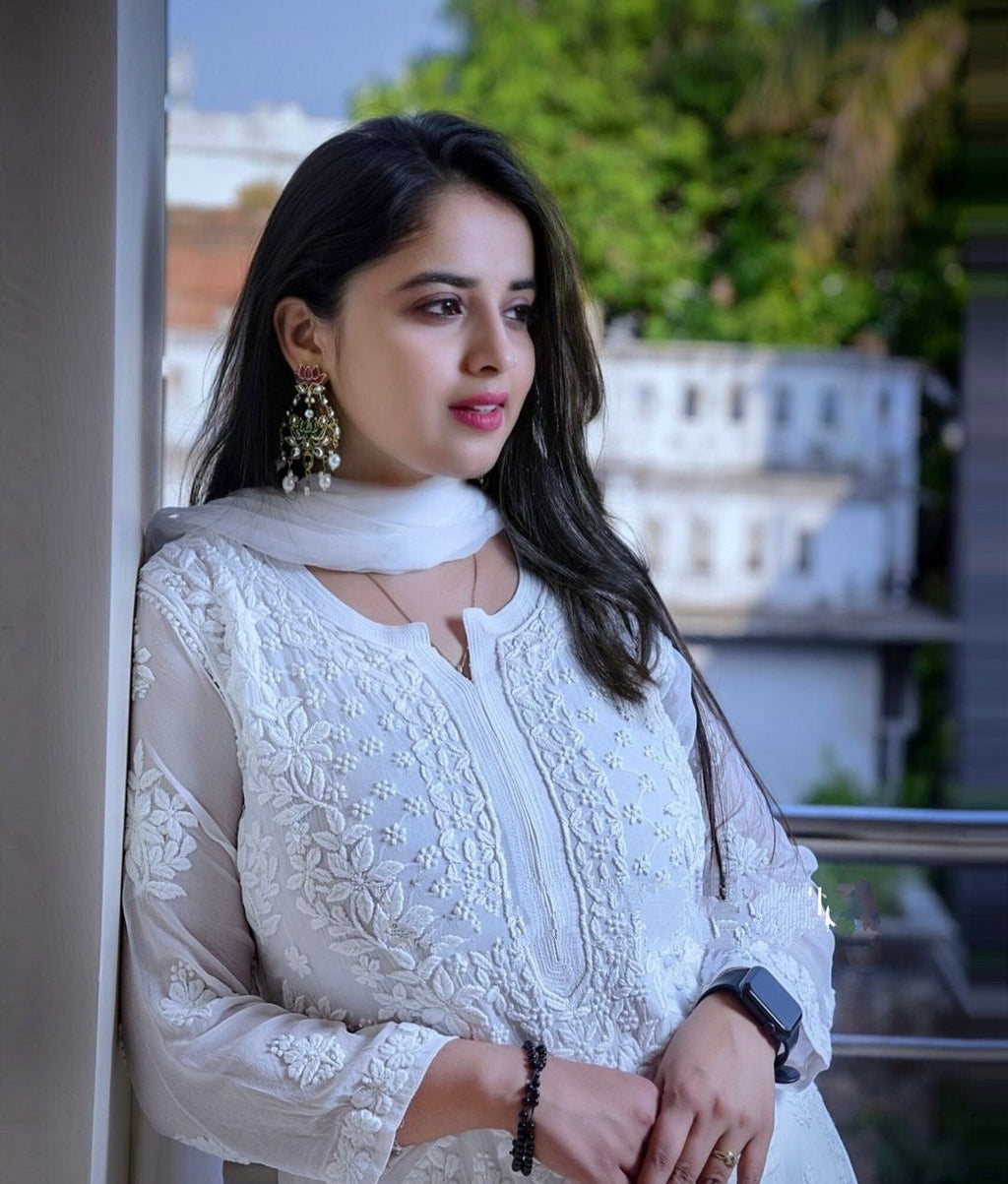 सूती धागे के काम के साथ सुंदर टॉप-बॉटम और दुपट्टा