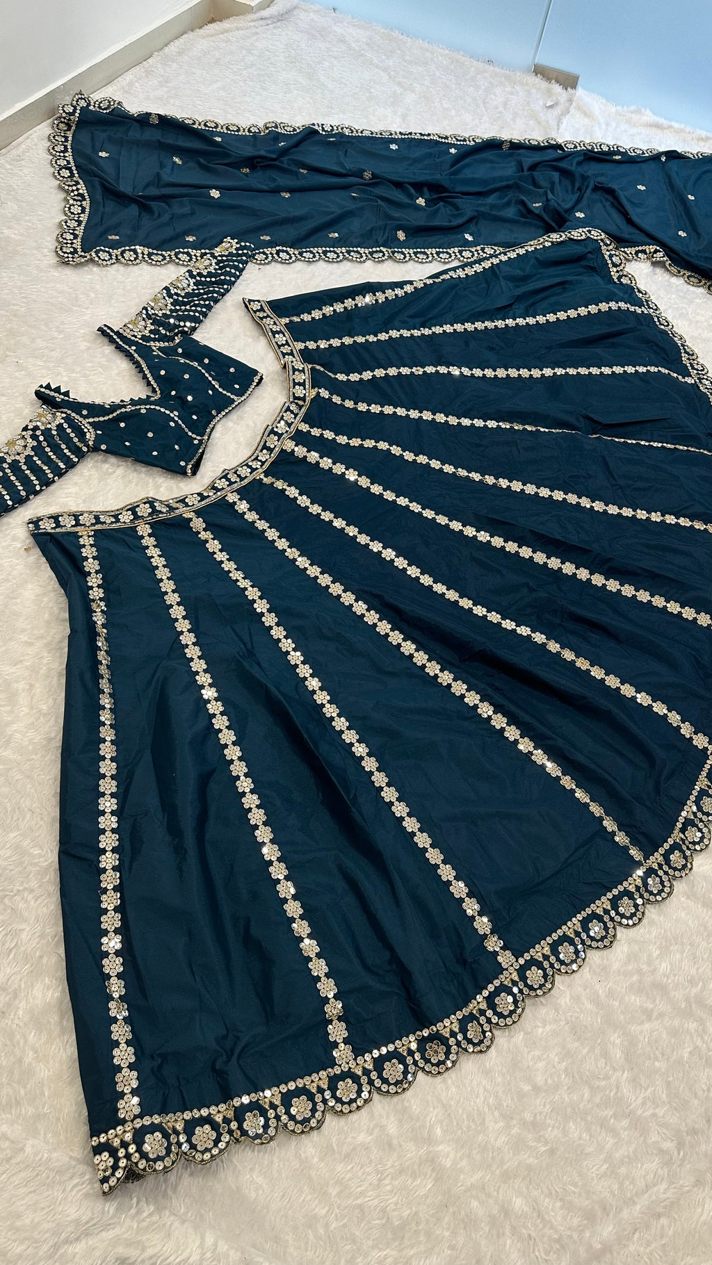 सीक्वेंस और ज़री वर्क के साथ पार्टी वियर लहंगा चोली