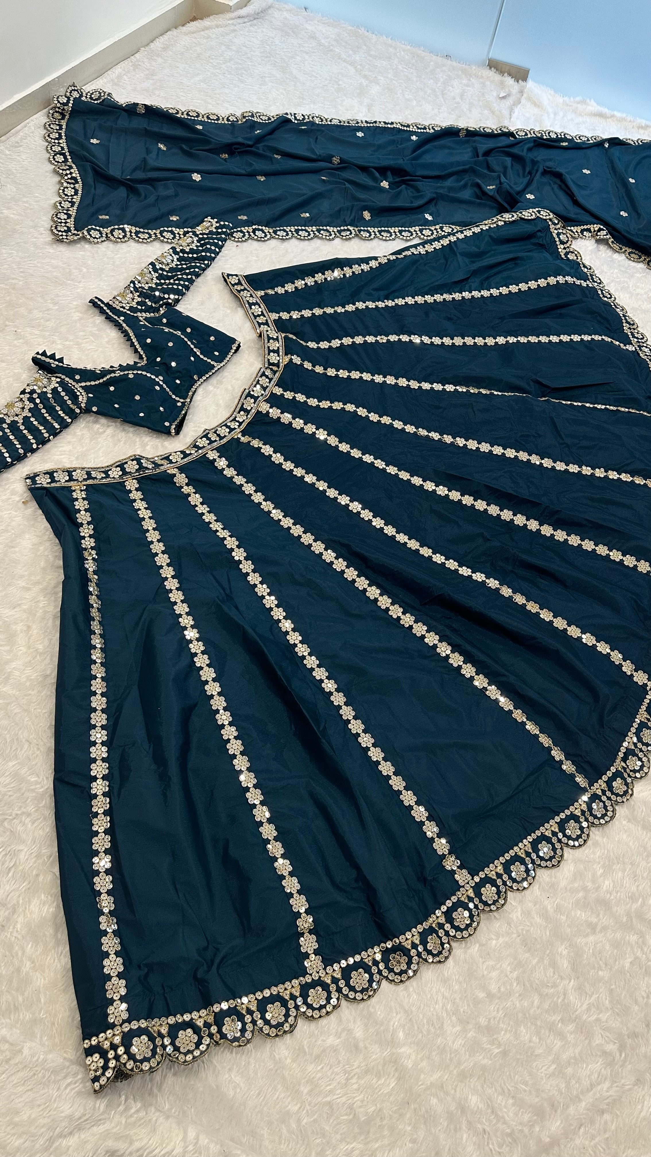 सीक्वेंस और ज़री वर्क के साथ पार्टी वियर लहंगा चोली