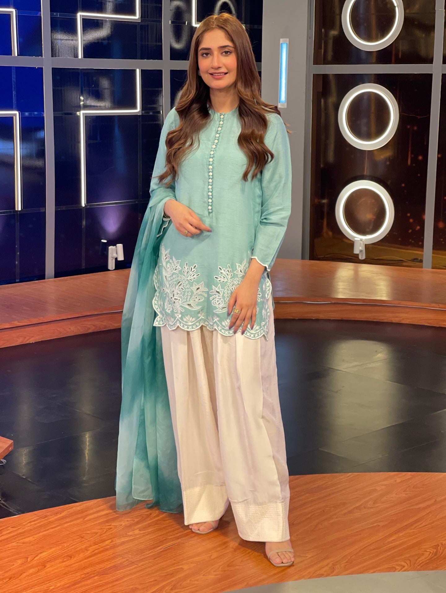 कढ़ाई के काम के साथ डिज़ाइनर टॉप-बॉटम और दुपट्टा