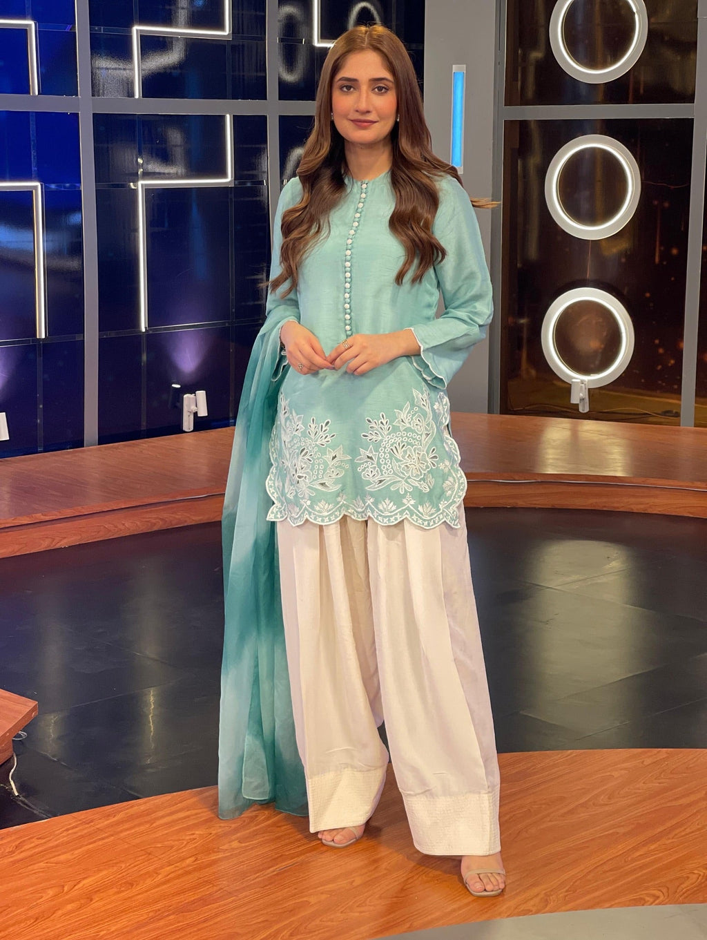 कढ़ाई के काम के साथ डिज़ाइनर टॉप-बॉटम और दुपट्टा