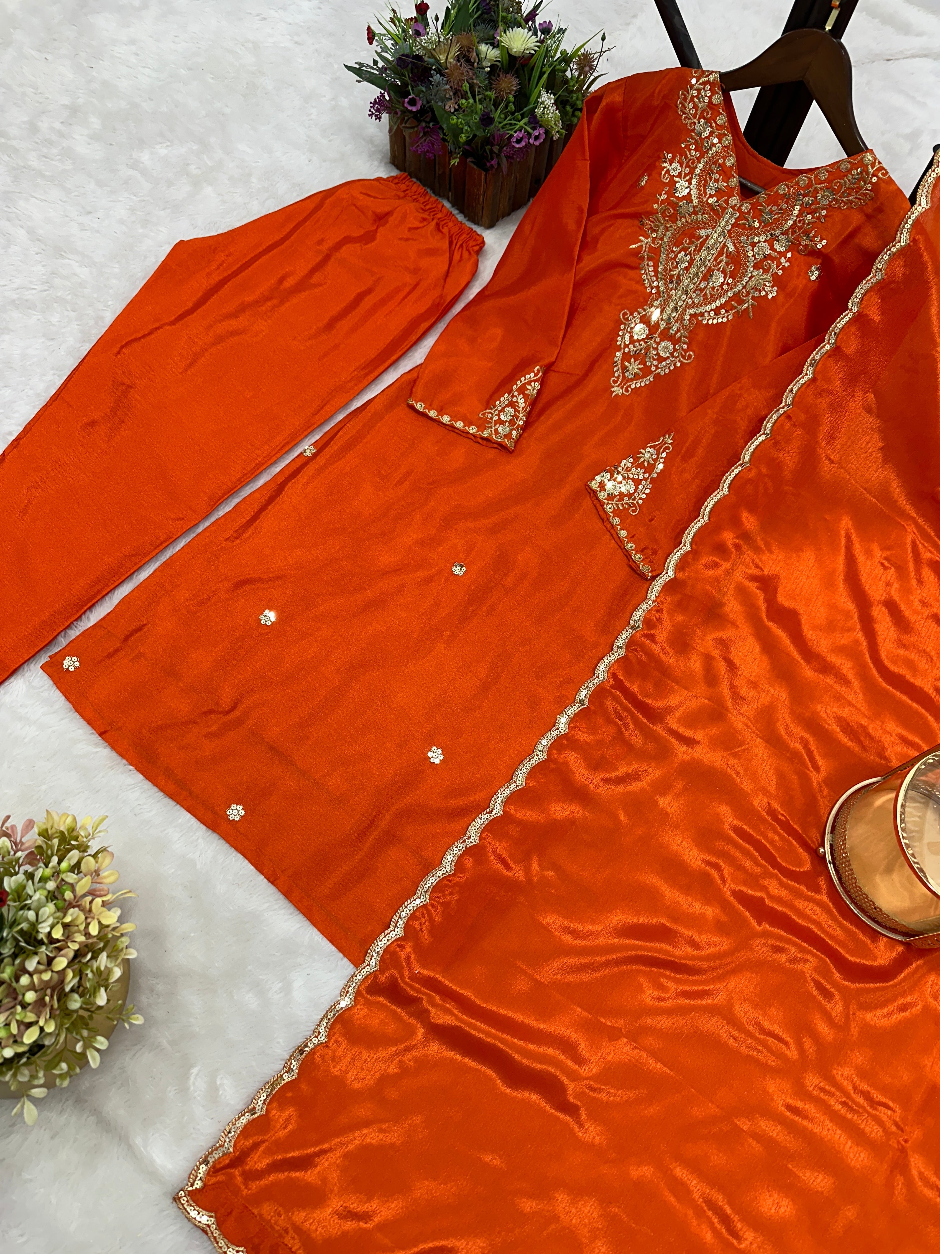 कढ़ाई और सीक्वेंस वर्क वाला पार्टी वियर सूट सेट