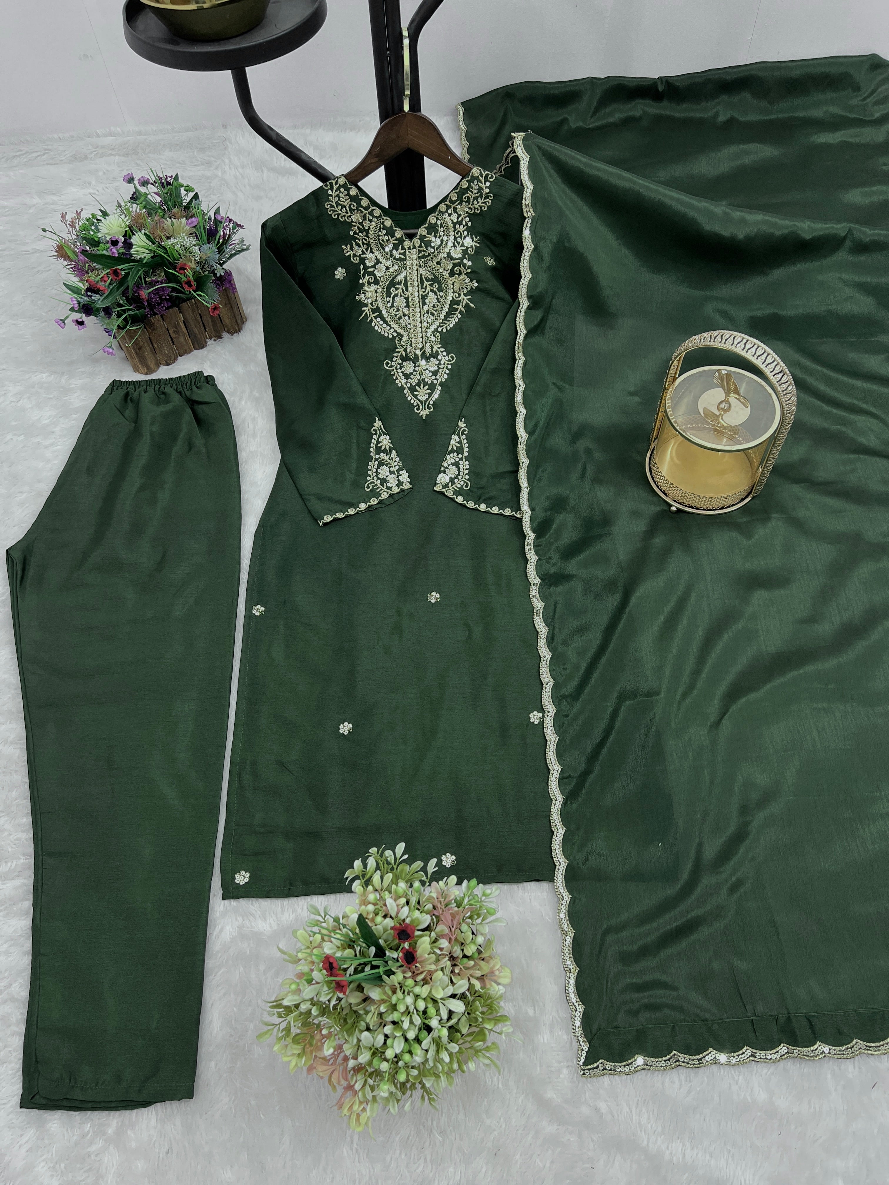 कढ़ाई और सीक्वेंस वर्क वाला पार्टी वियर सूट सेट