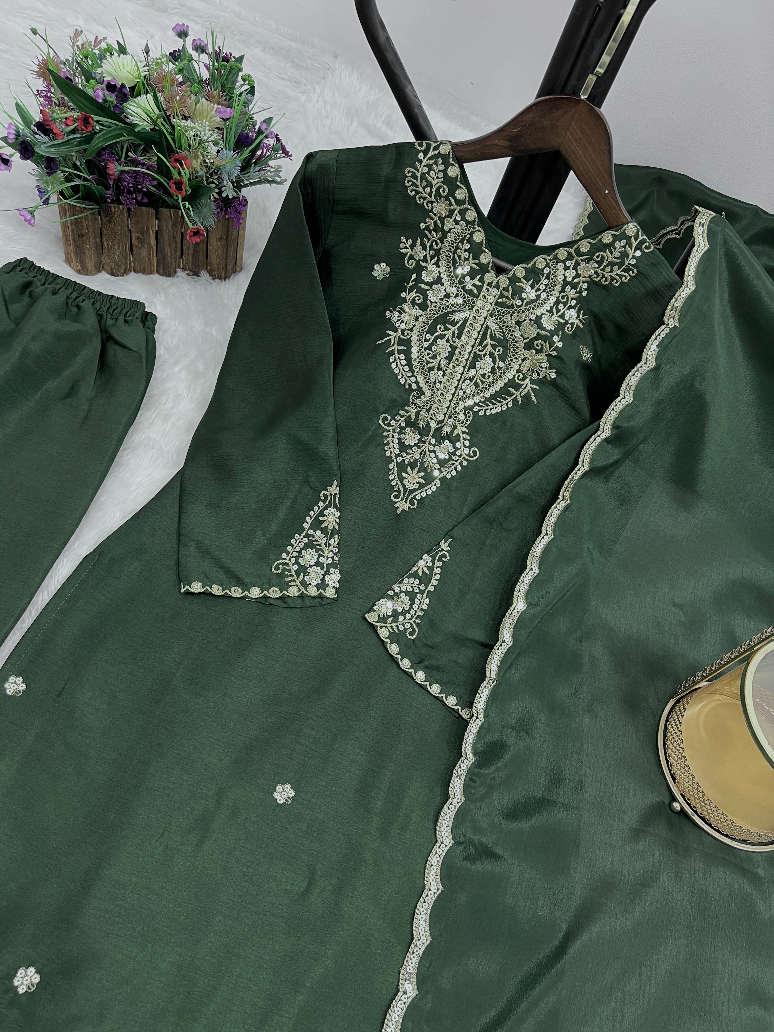 कढ़ाई और सीक्वेंस वर्क वाला पार्टी वियर सूट सेट