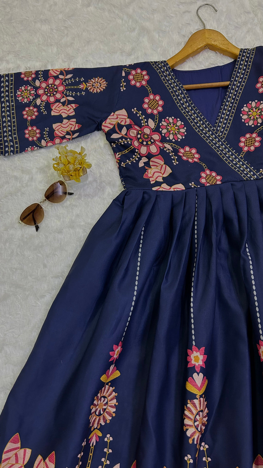 सुंदर डिजिटल प्रिंट वर्क के साथ डिज़ाइनर टॉप