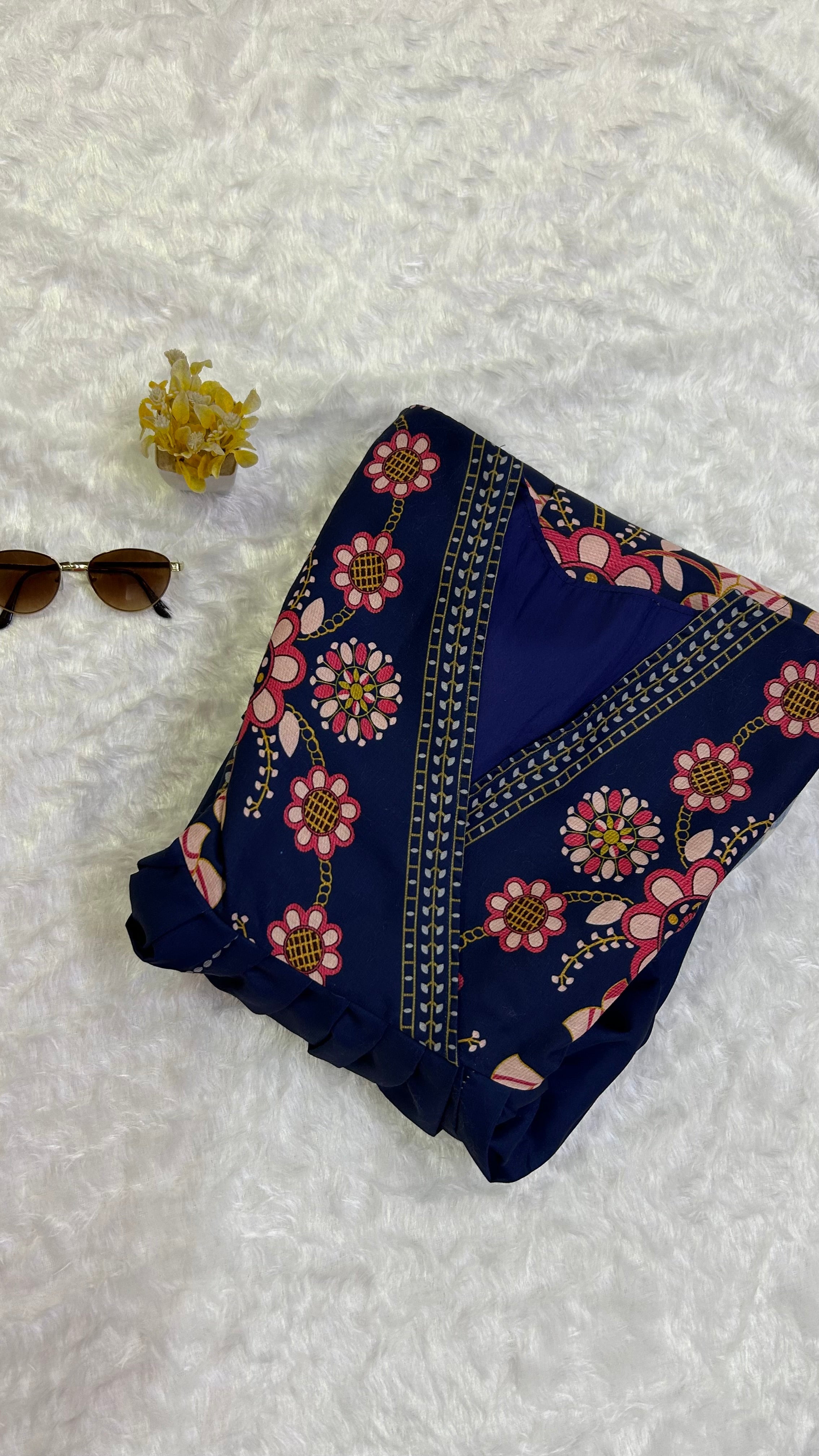 सुंदर डिजिटल प्रिंट वर्क के साथ डिज़ाइनर टॉप