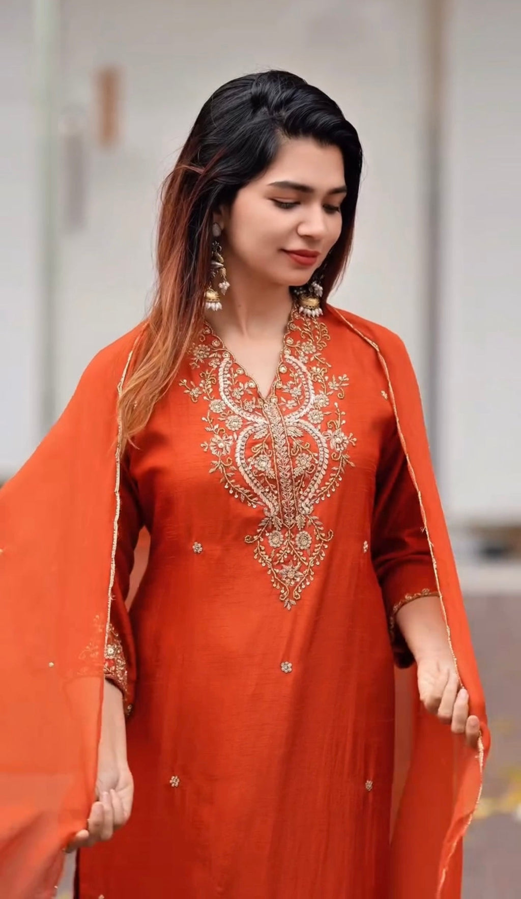 कढ़ाई और सीक्वेंस वर्क वाला पार्टी वियर सूट सेट