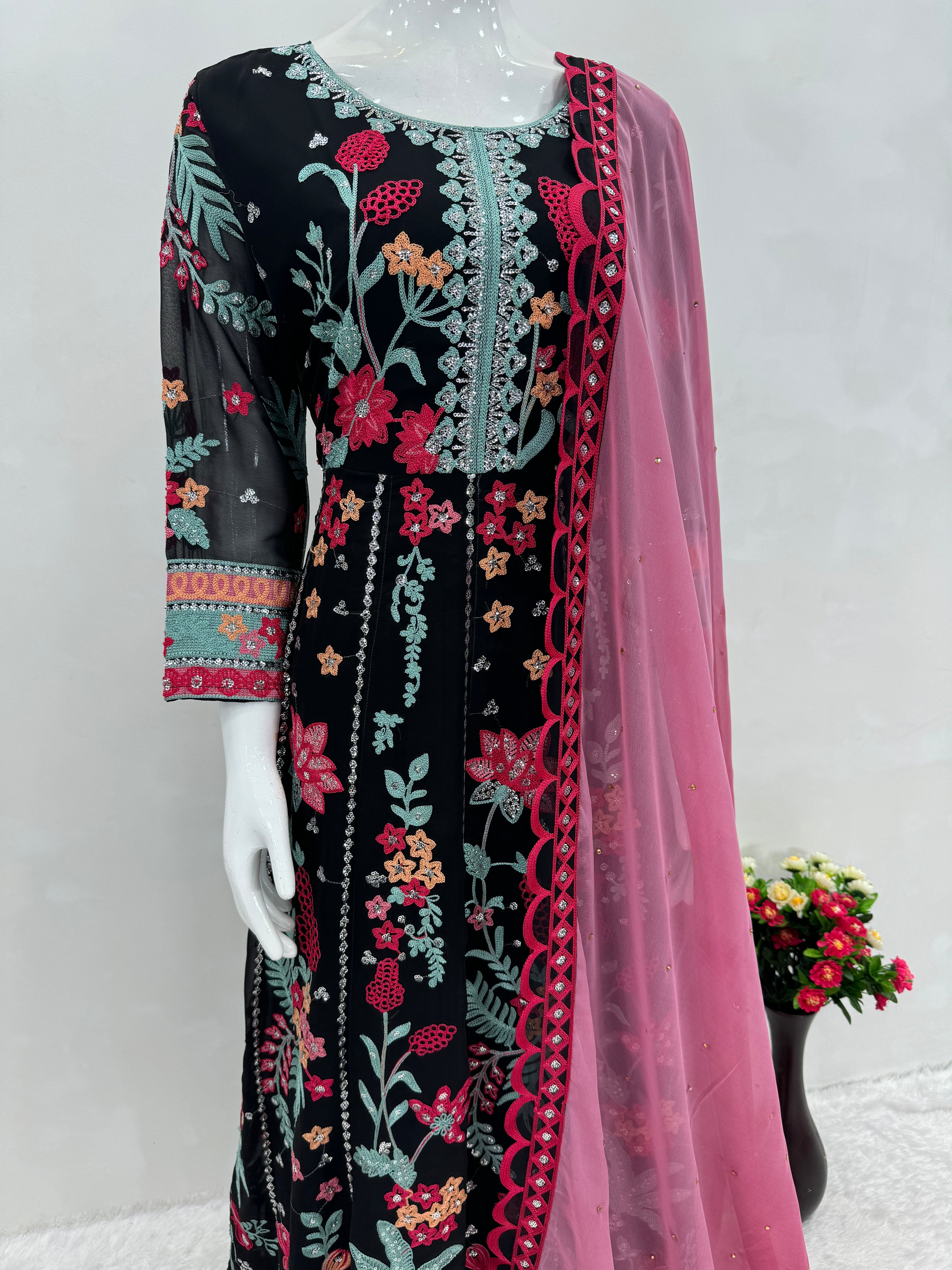 सीक्वेंस वर्क वाला डिज़ाइनर पार्टी वियर सूट सेट