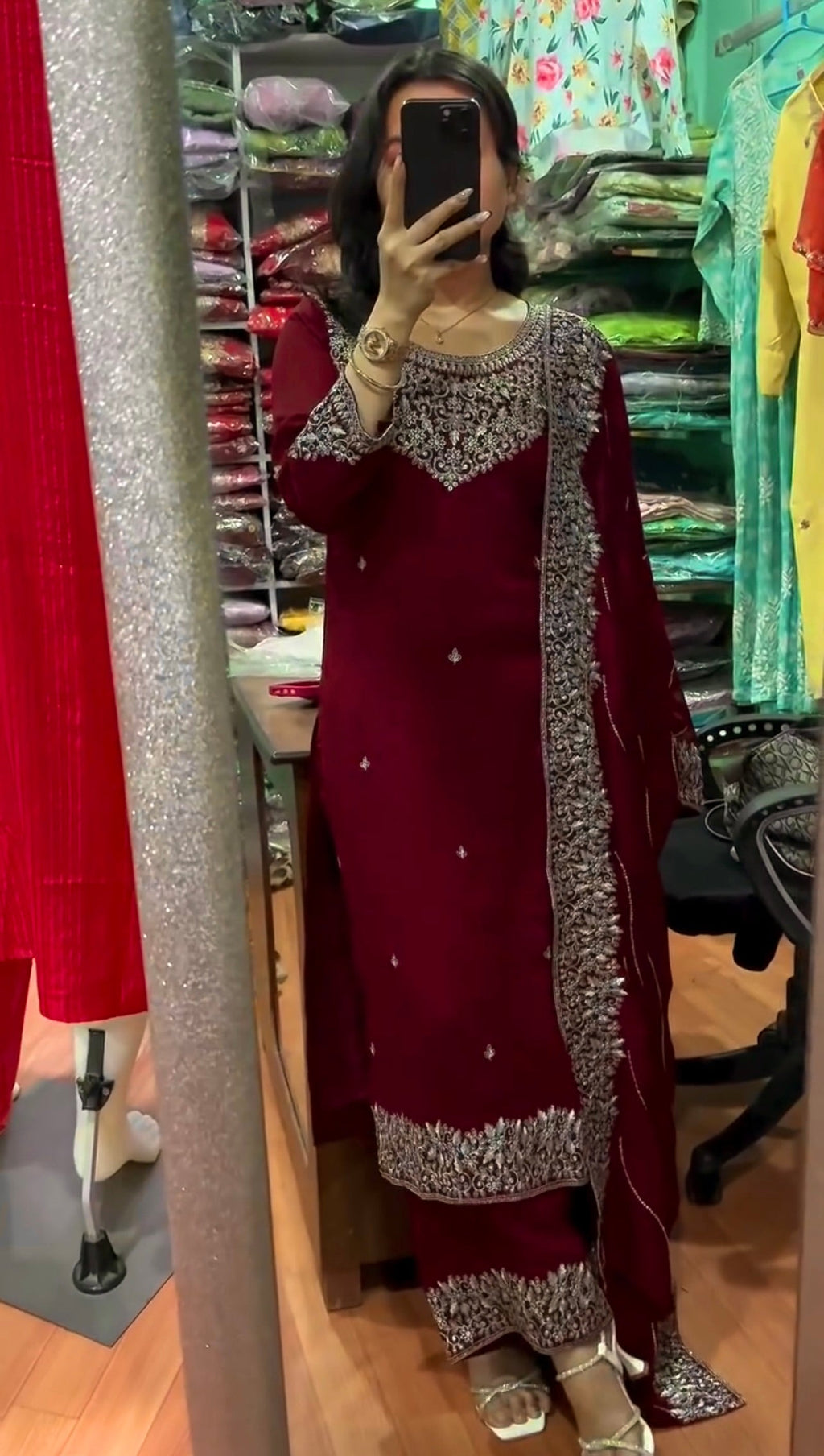 कढ़ाई के काम के साथ पार्टी वियर खूबसूरत कुर्ती पेंट और दुपट्टा