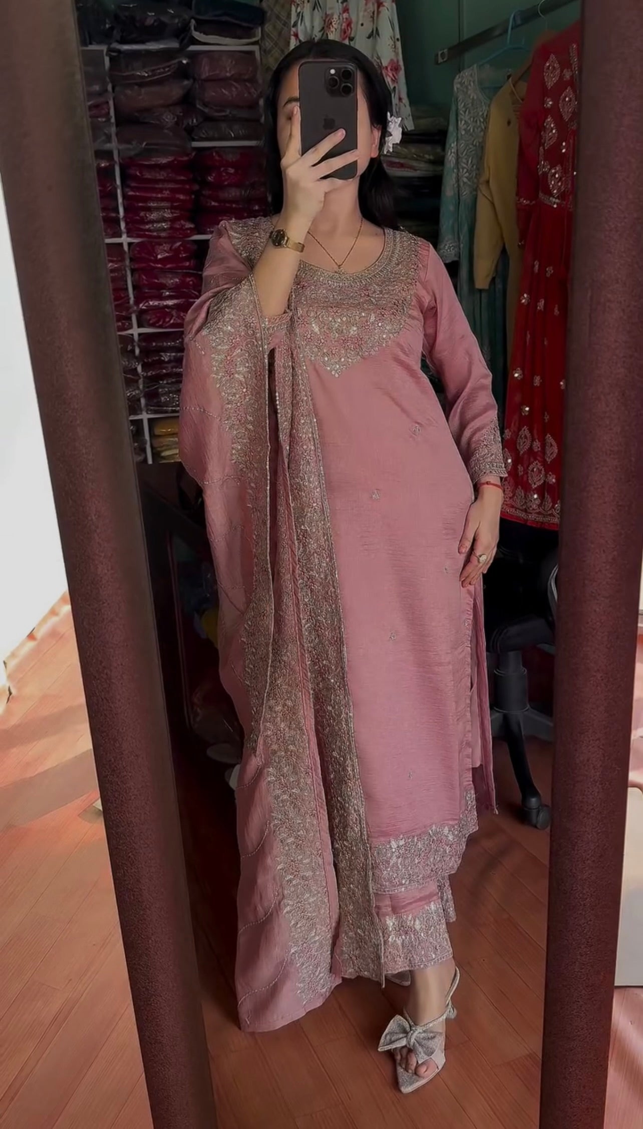 कढ़ाई के काम के साथ पार्टी वियर खूबसूरत कुर्ती पेंट और दुपट्टा