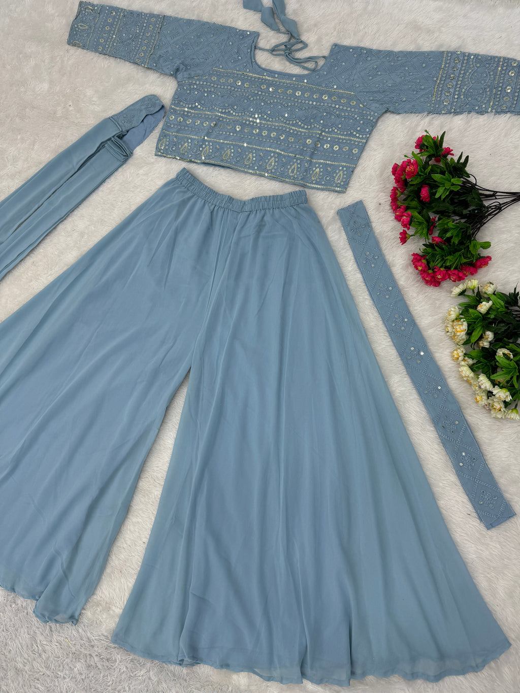 डिज़ाइनर पार्टी वियर चोली और शरारा खूबसूरत दुपट्टे के साथ