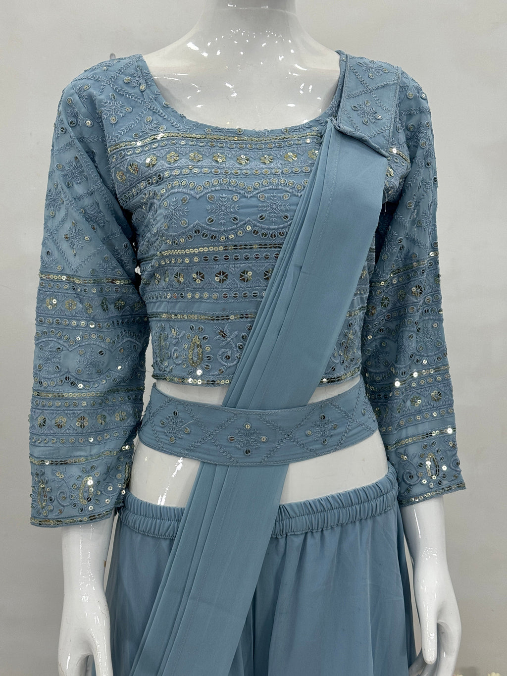 डिज़ाइनर पार्टी वियर चोली और शरारा खूबसूरत दुपट्टे के साथ