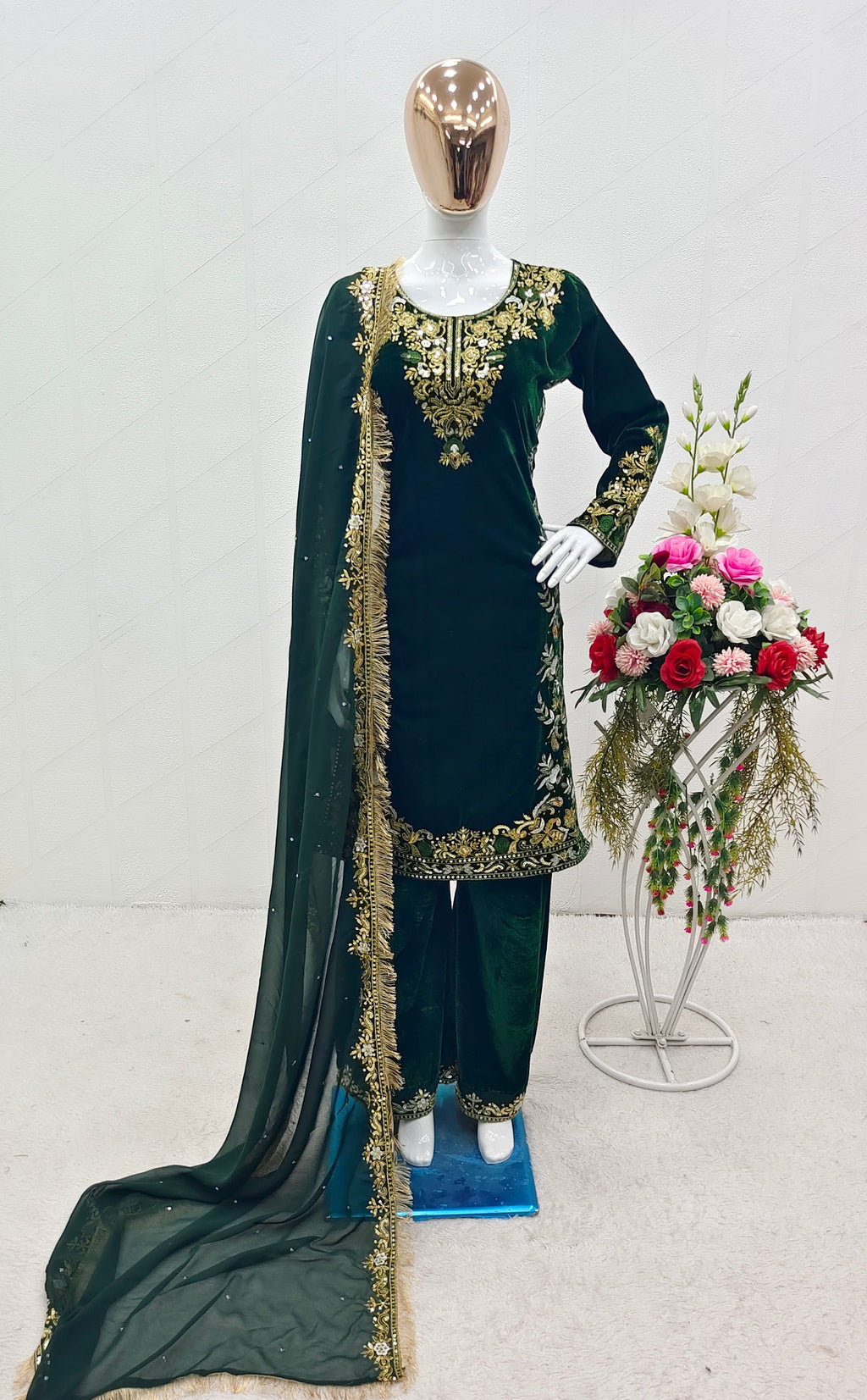 डिज़ाइनर पार्टी वियर वेलवेट टॉप-पेंट दुपट्टे के साथ सेट