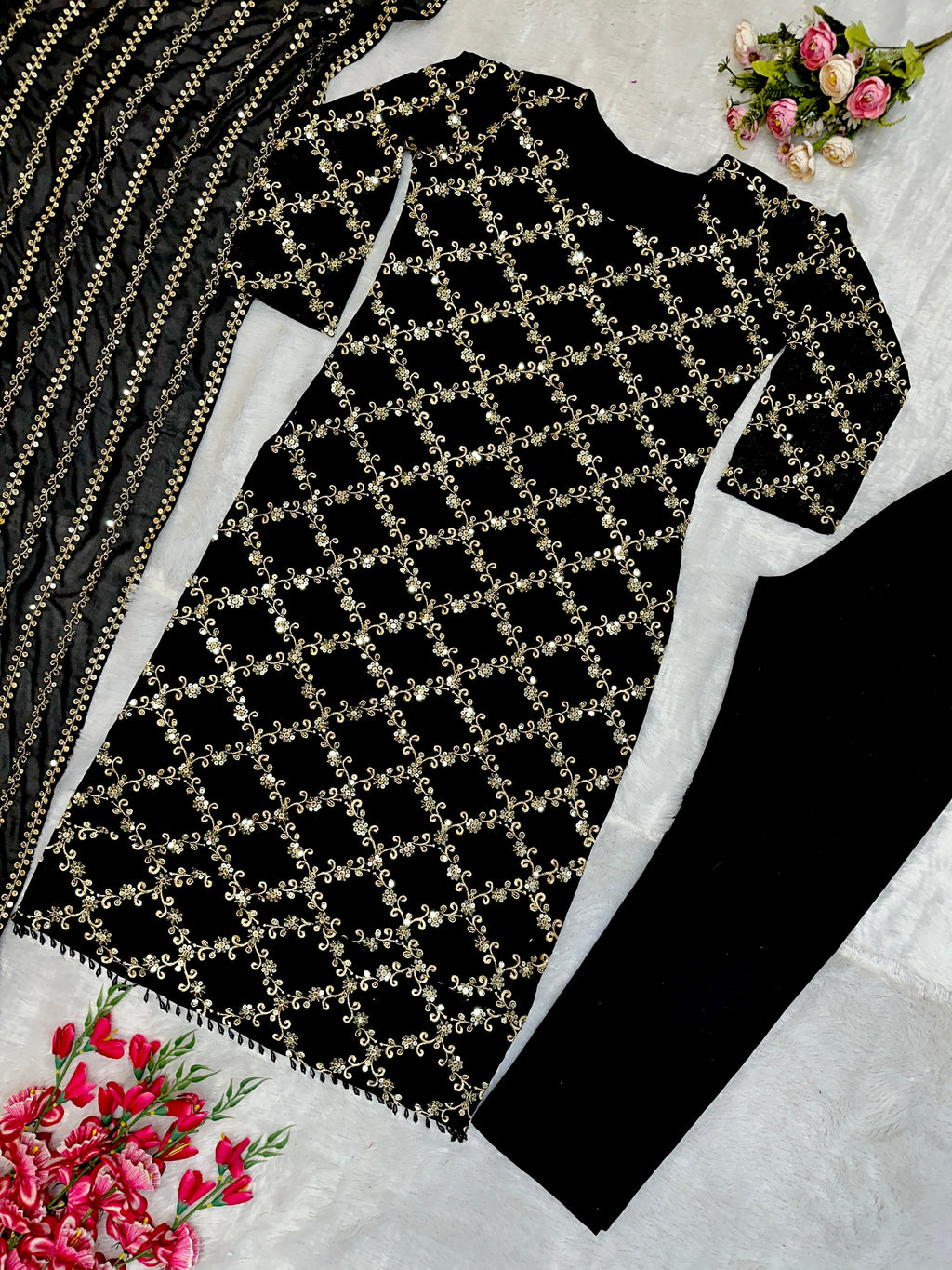 कढ़ाई के काम के साथ पार्टी वियर टॉप बॉटम और दुपट्टा