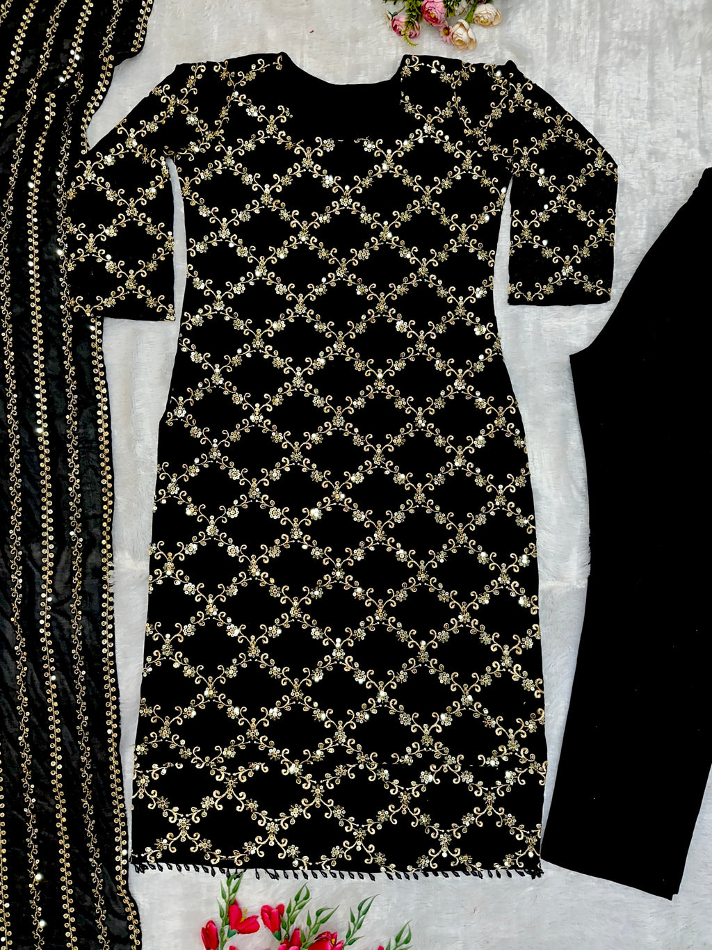 कढ़ाई के काम के साथ पार्टी वियर टॉप बॉटम और दुपट्टा