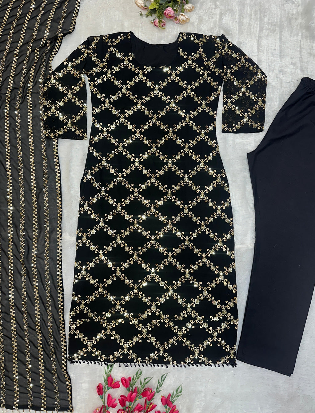 कढ़ाई के काम के साथ पार्टी वियर टॉप बॉटम और दुपट्टा