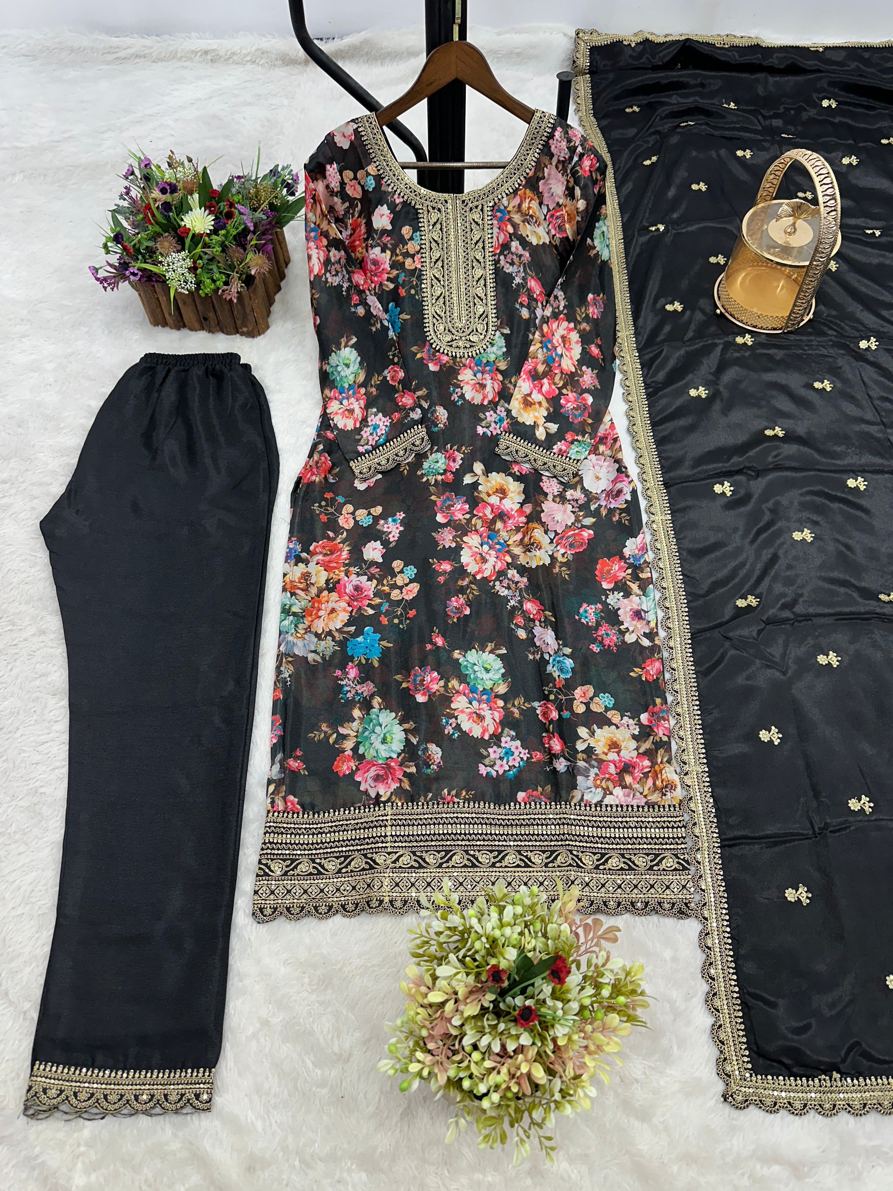 कढ़ाई अनुक्रम कोडिंग कार्य के साथ डिजाइनर सूट सेट