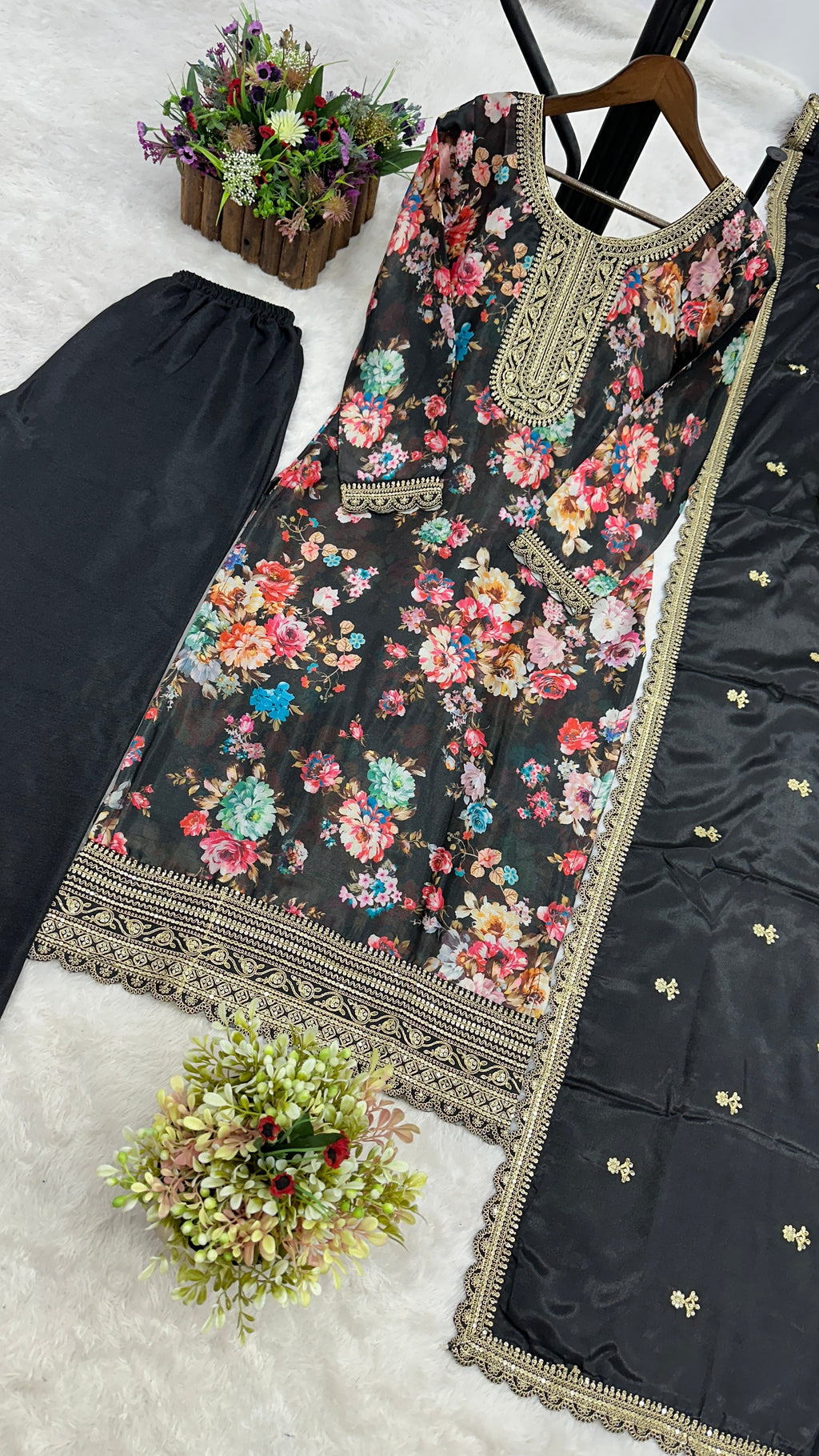 कढ़ाई अनुक्रम कोडिंग कार्य के साथ डिजाइनर सूट सेट